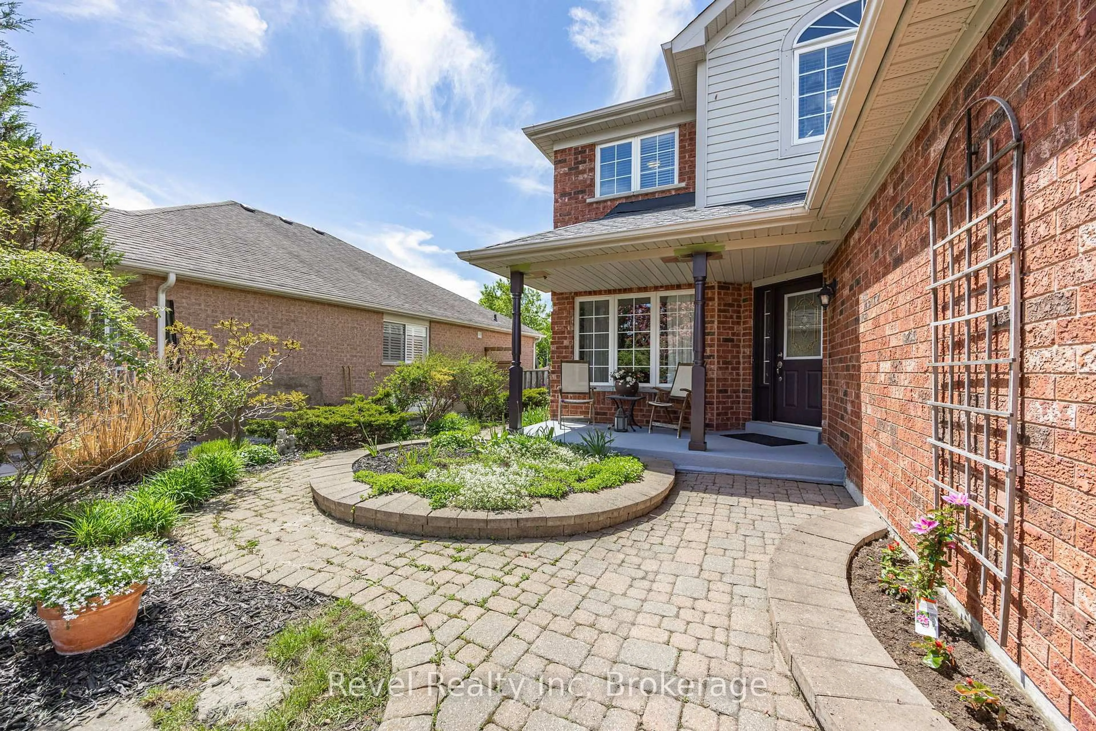 Home with brick exterior material, street for 25 Lakewoods Crt, Barrie Ontario L4N 0G4