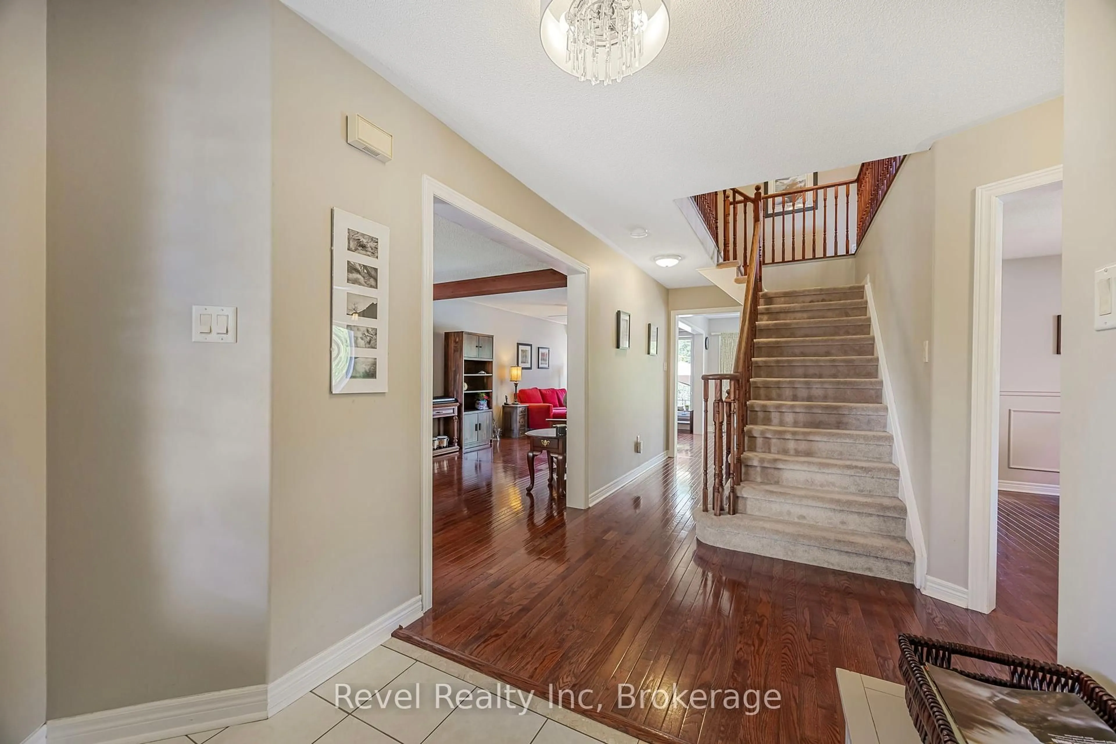 Indoor entryway for 25 Lakewoods Crt, Barrie Ontario L4N 0G4