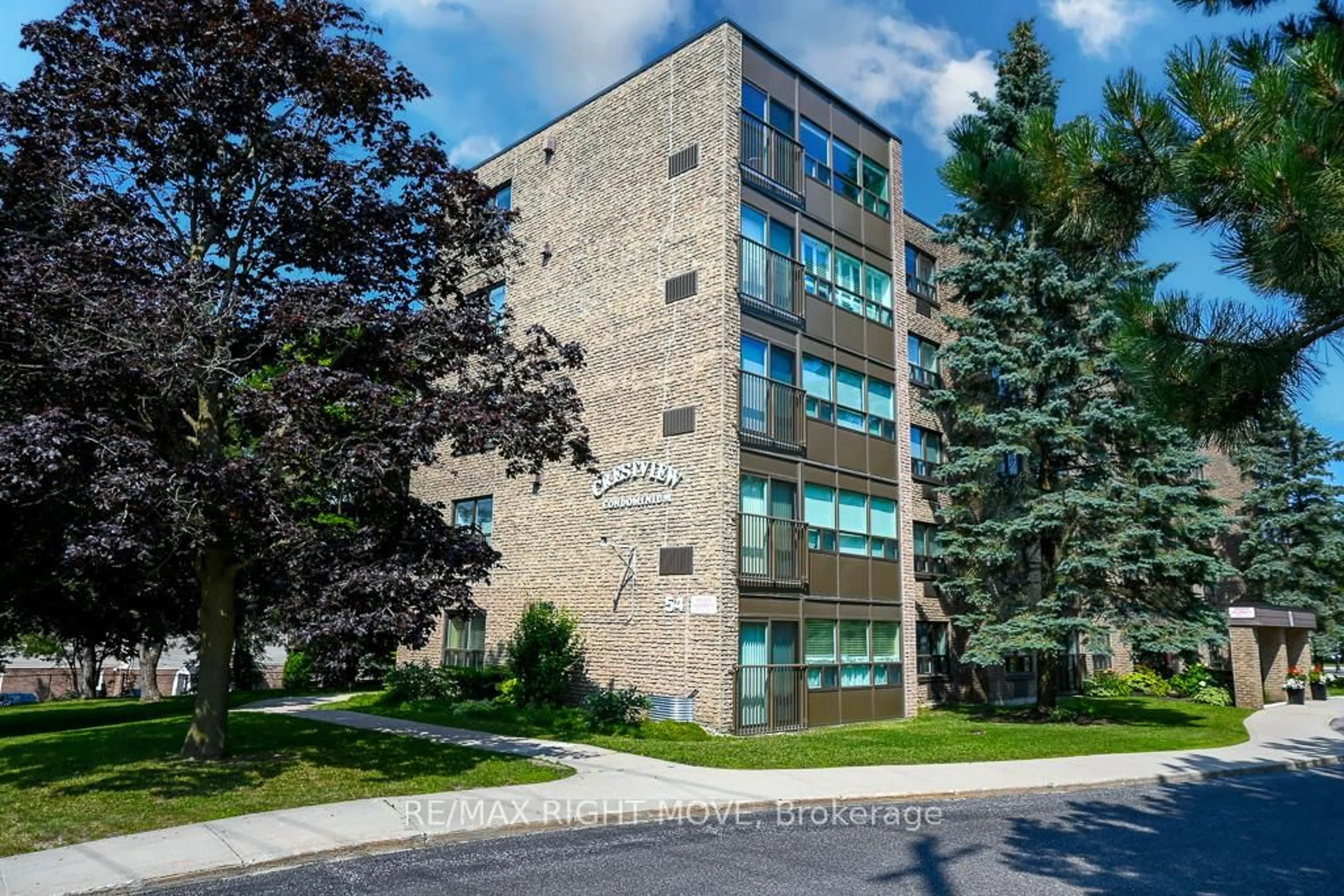 Home with brick exterior material, building for 54 Fittons Rd #102, Orillia Ontario L3V 3T9