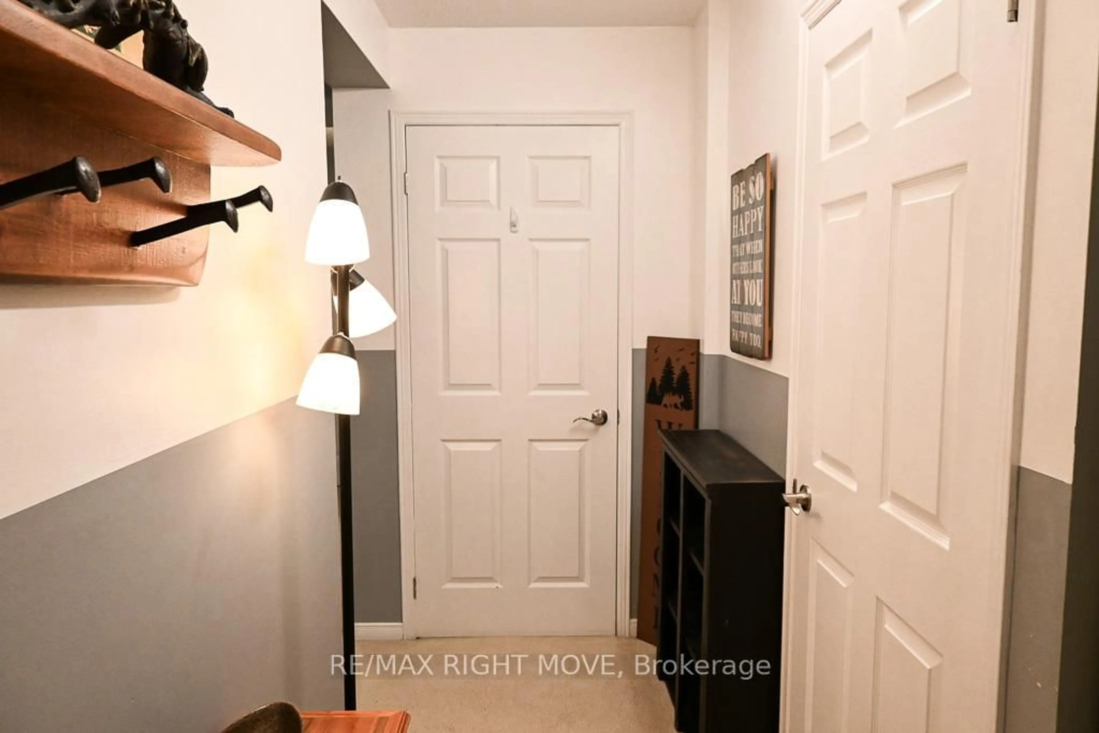 Indoor entryway for 54 Fittons Rd #102, Orillia Ontario L3V 3T9
