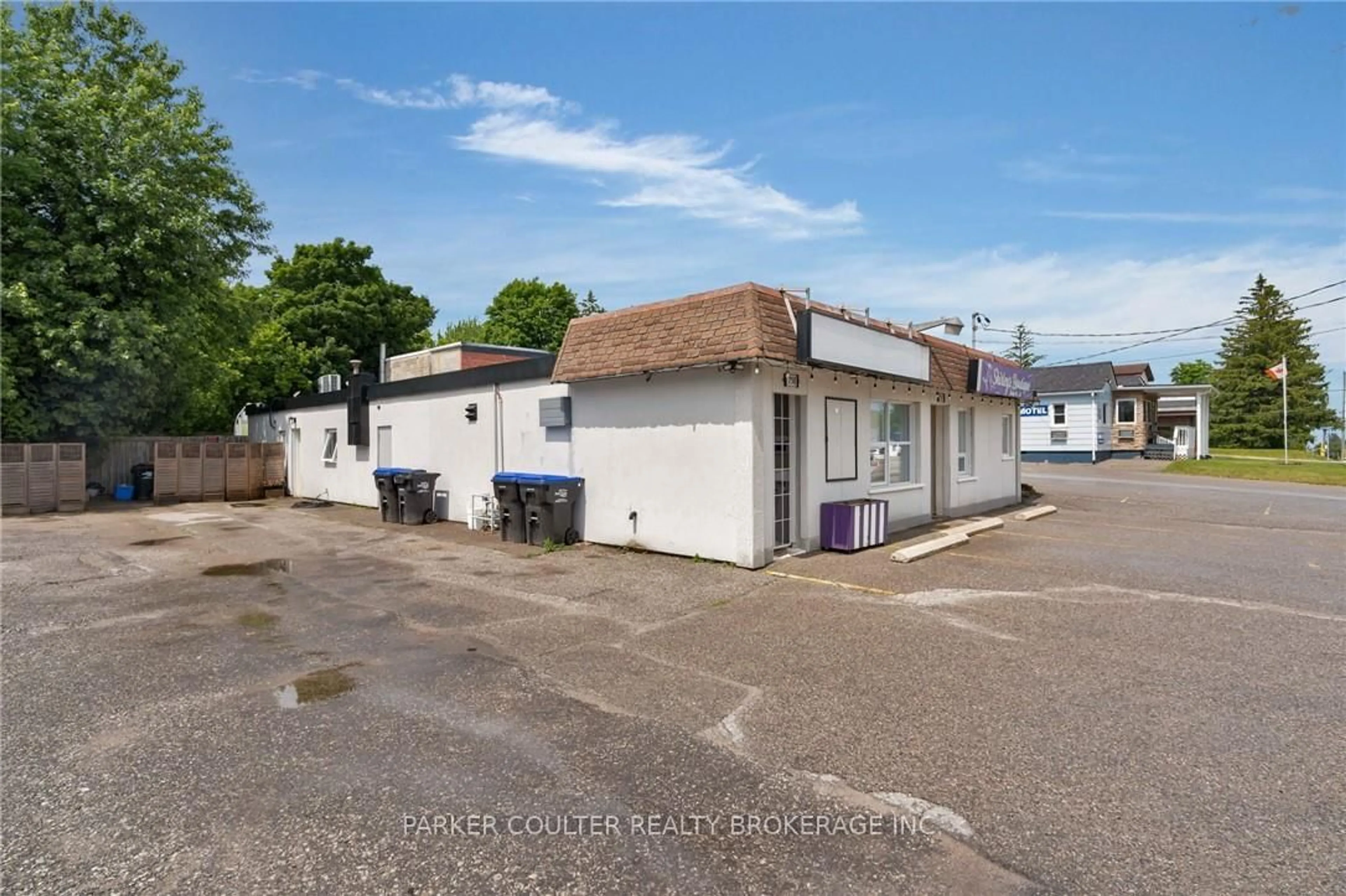A pic from outside/outdoor area/front of a property/back of a property/a pic from drone, building for 758 Yonge St, Midland Ontario L4R 2E5