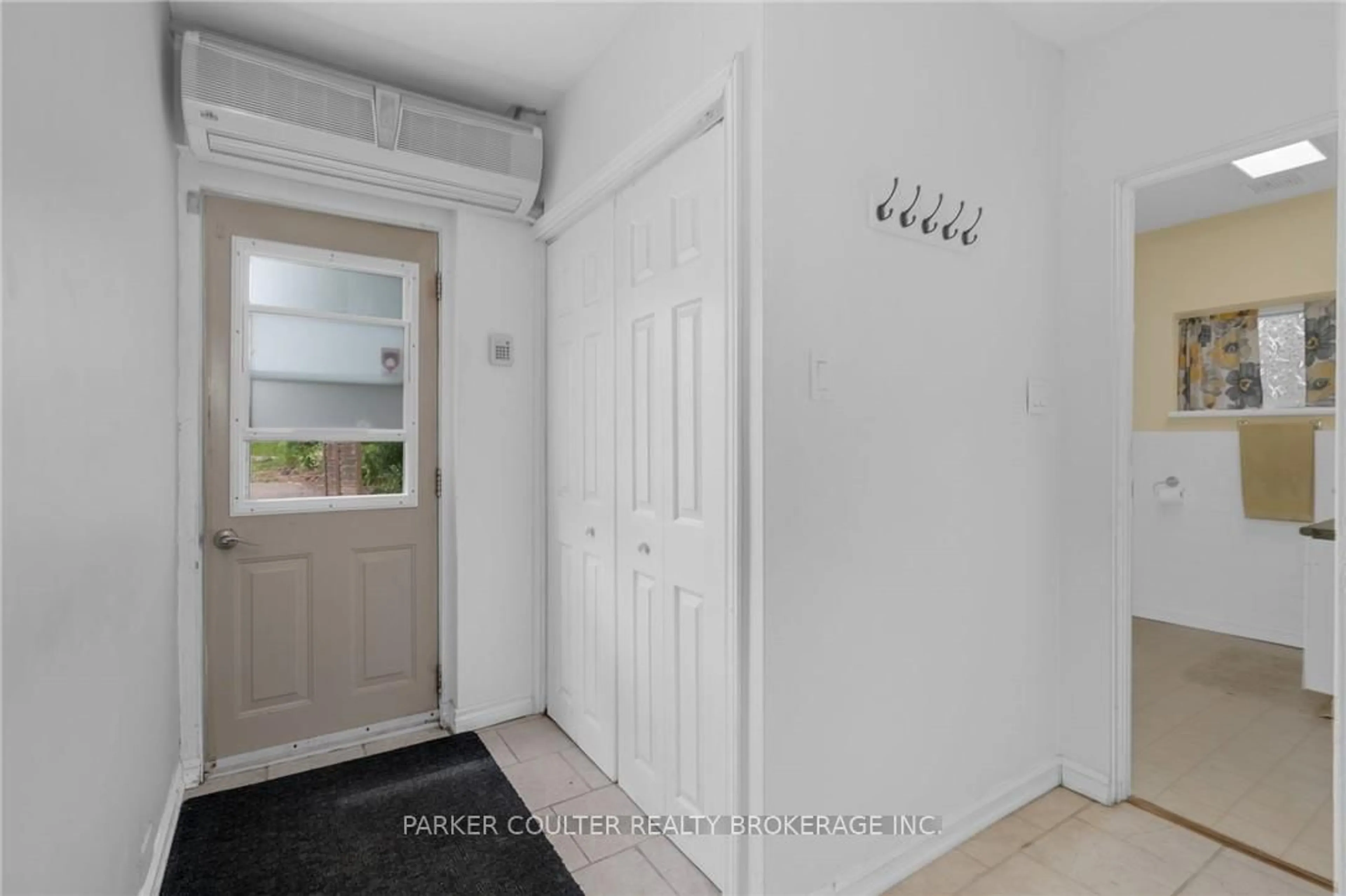 Indoor entryway for 758 Yonge St, Midland Ontario L4R 2E5