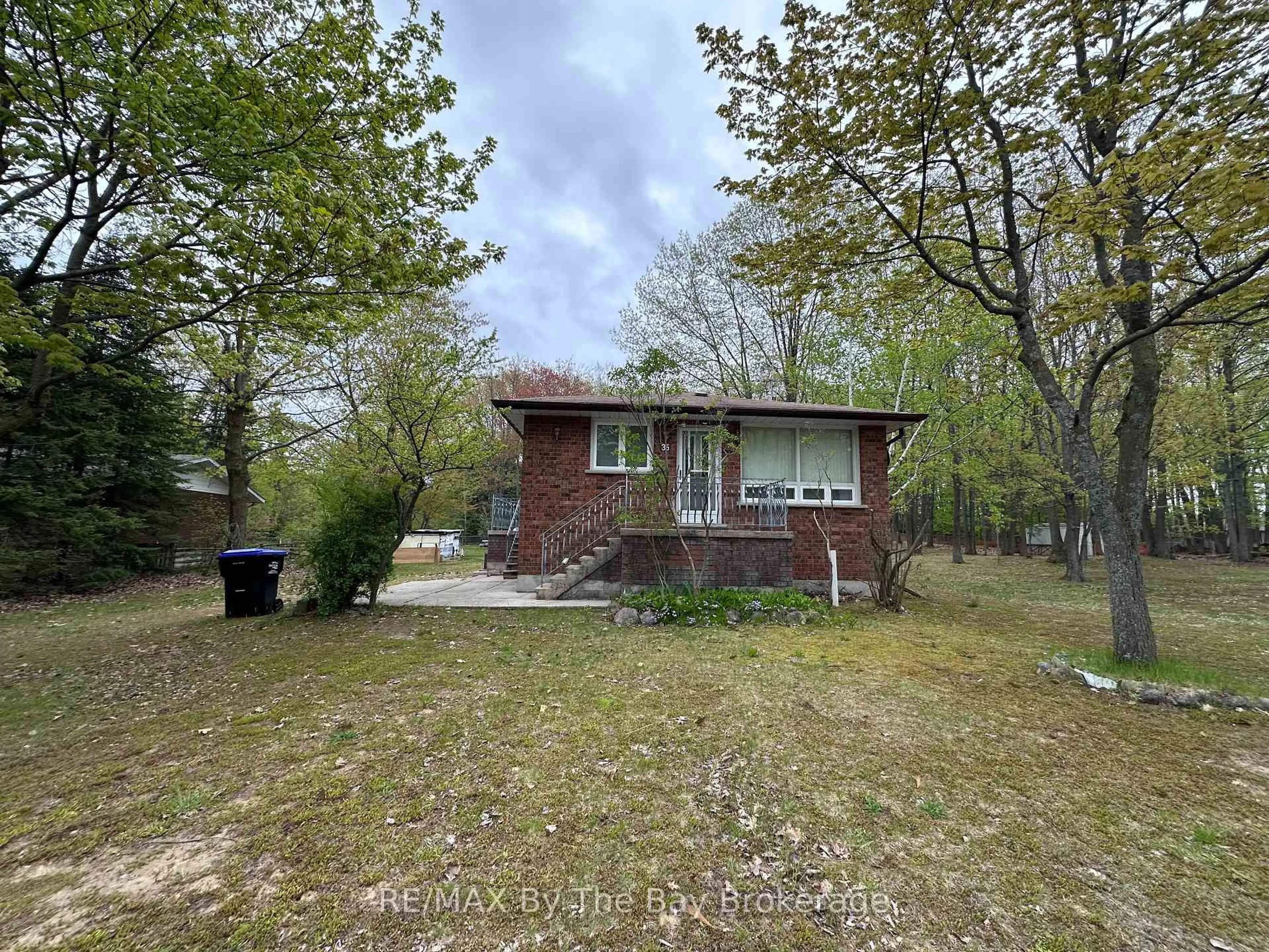 A pic from outside/outdoor area/front of a property/back of a property/a pic from drone, street for 35 Frederick Dr, Wasaga Beach Ontario L9Z 1P9