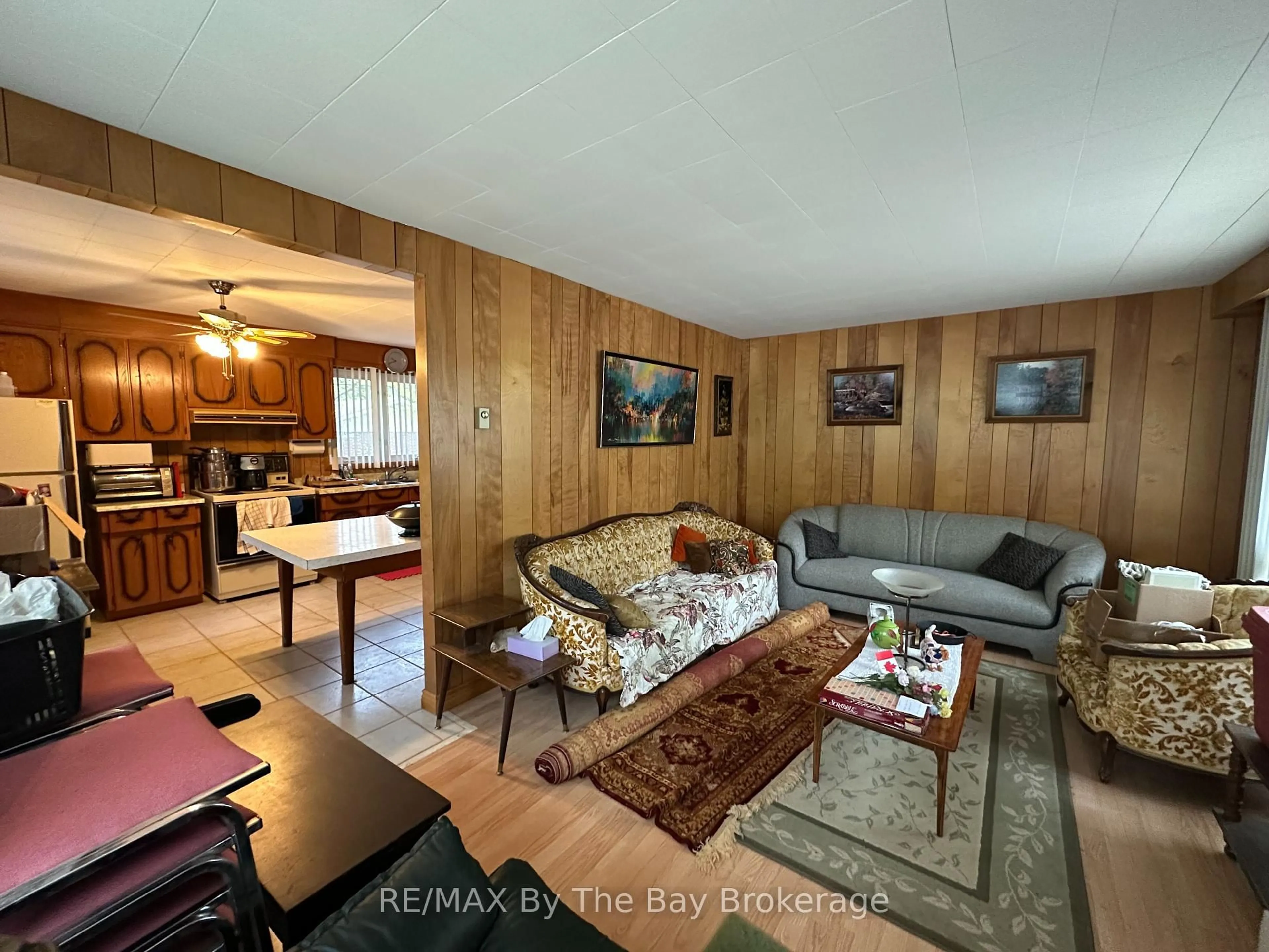 Living room with furniture, wood/laminate floor for 35 Frederick Dr, Wasaga Beach Ontario L9Z 1P9
