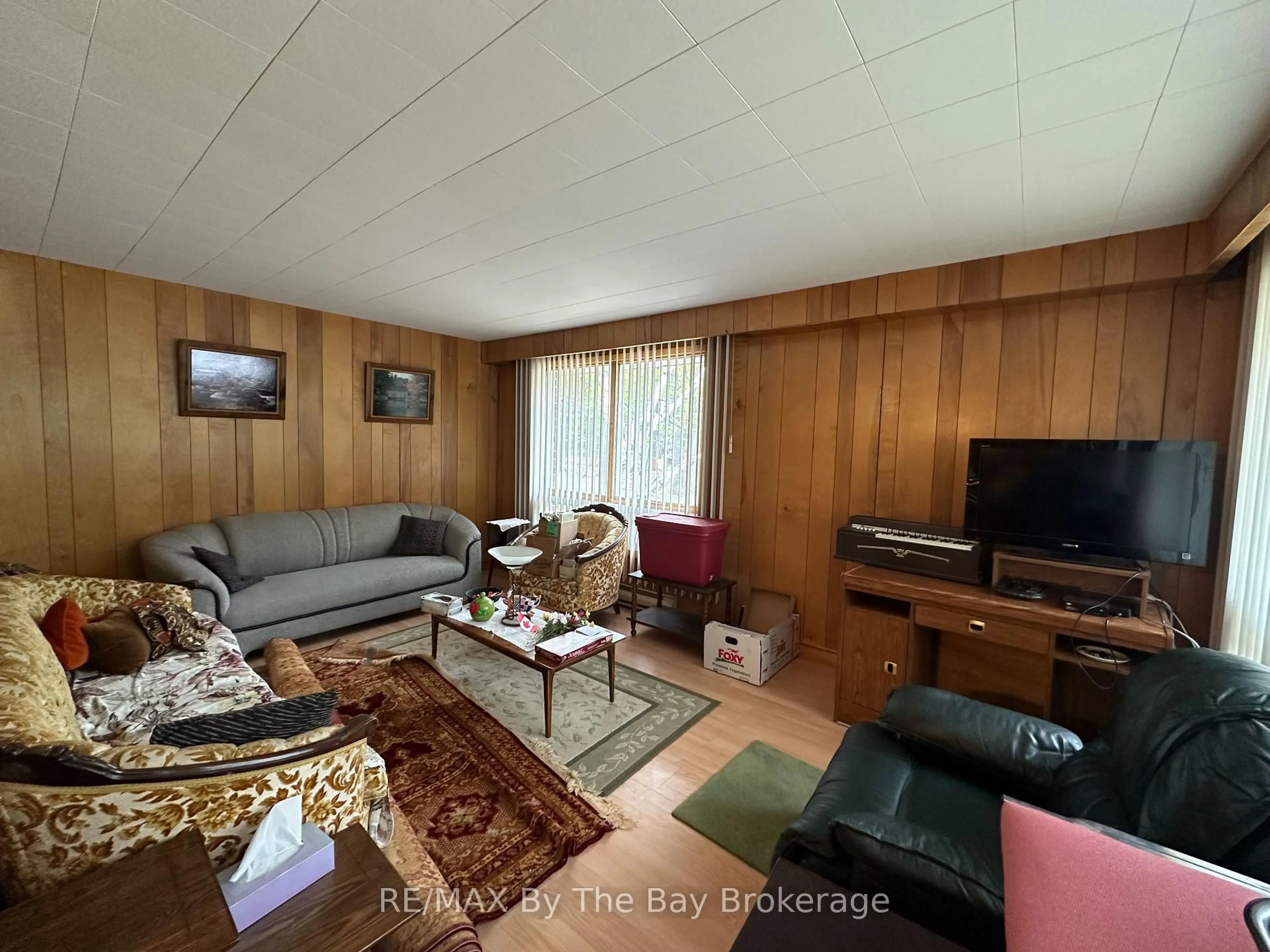 Living room with furniture, wood/laminate floor for 35 Frederick Dr, Wasaga Beach Ontario L9Z 1P9