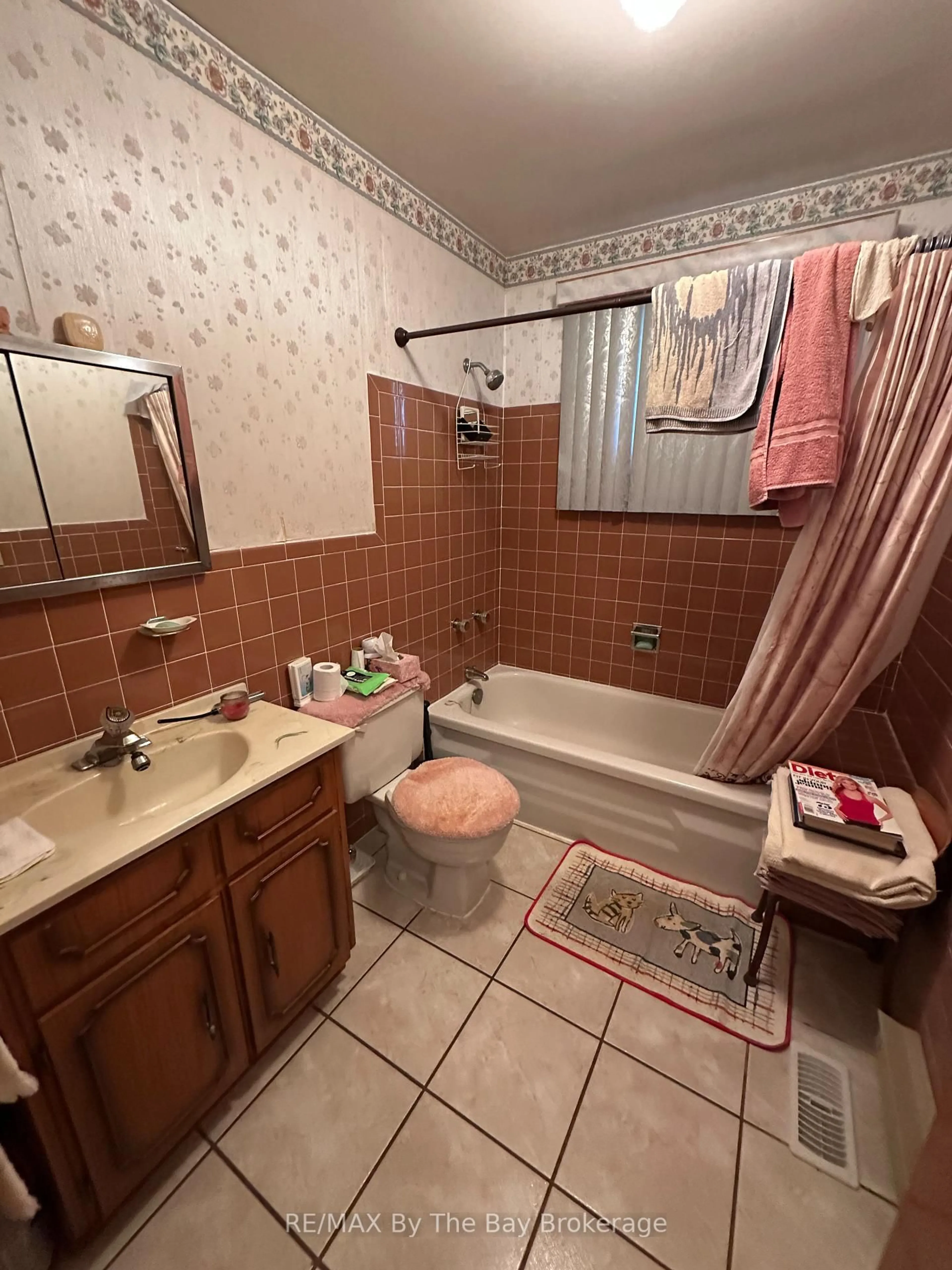 Standard bathroom, unknown for 35 Frederick Dr, Wasaga Beach Ontario L9Z 1P9