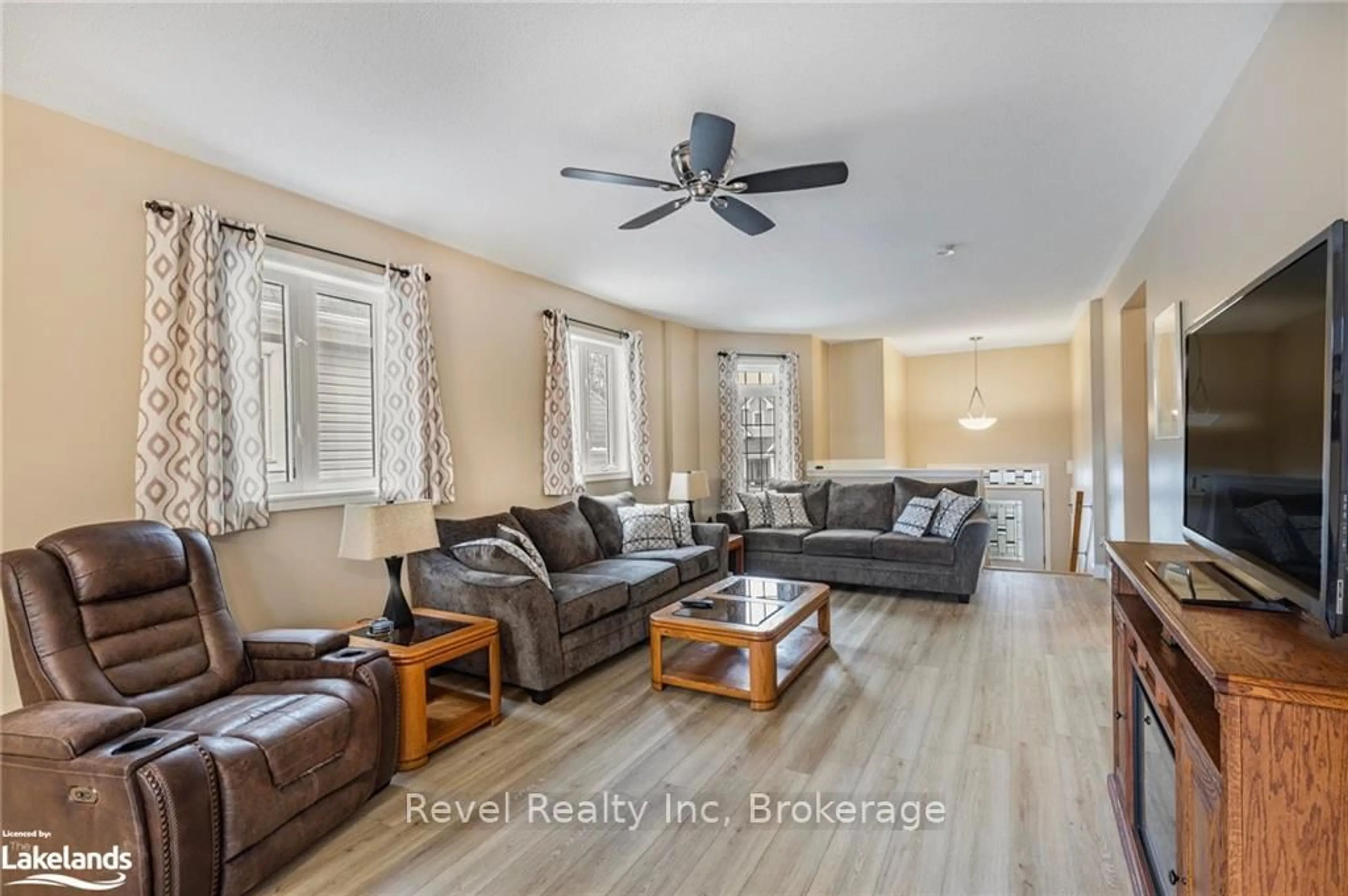 Living room with furniture, unknown for 174 WHITE SANDS Way, Wasaga Beach Ontario L9Z 0C8