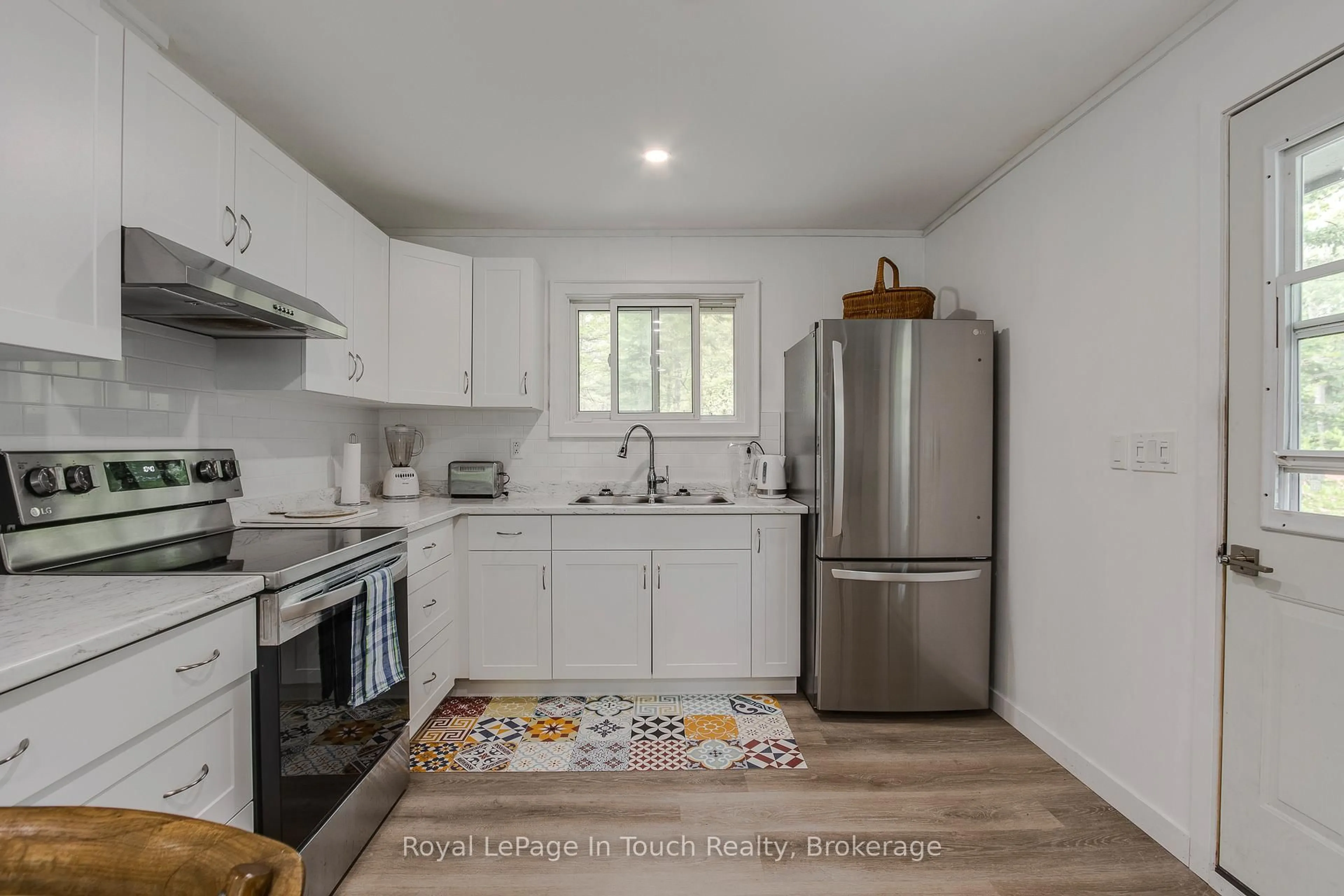 Standard kitchen, unknown for 18 Fernanne Dr, Tiny Ontario L0L 2J0