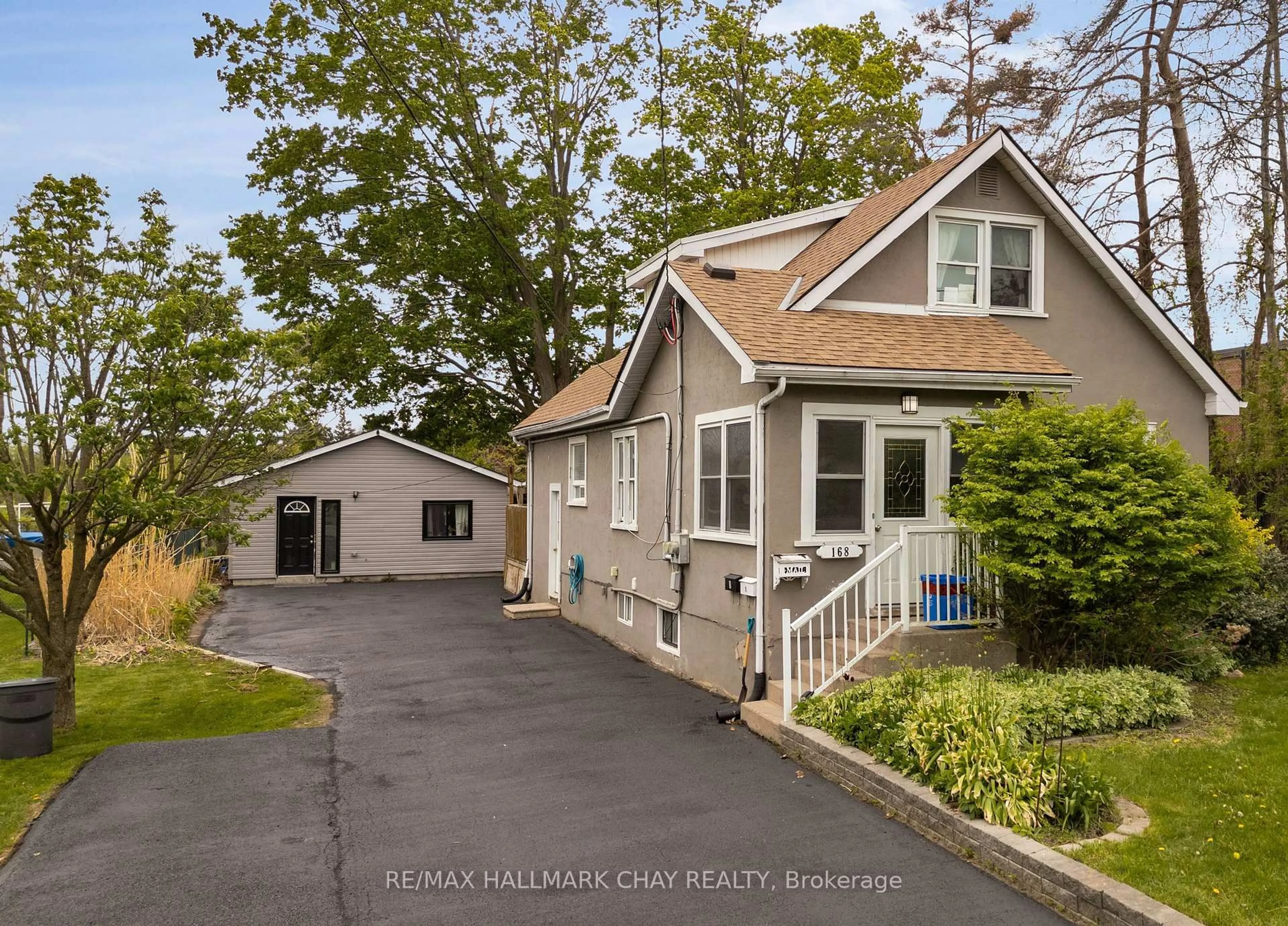 A pic from outside/outdoor area/front of a property/back of a property/a pic from drone, street for 168 TORONTO St, Barrie Ontario L4N 1V5