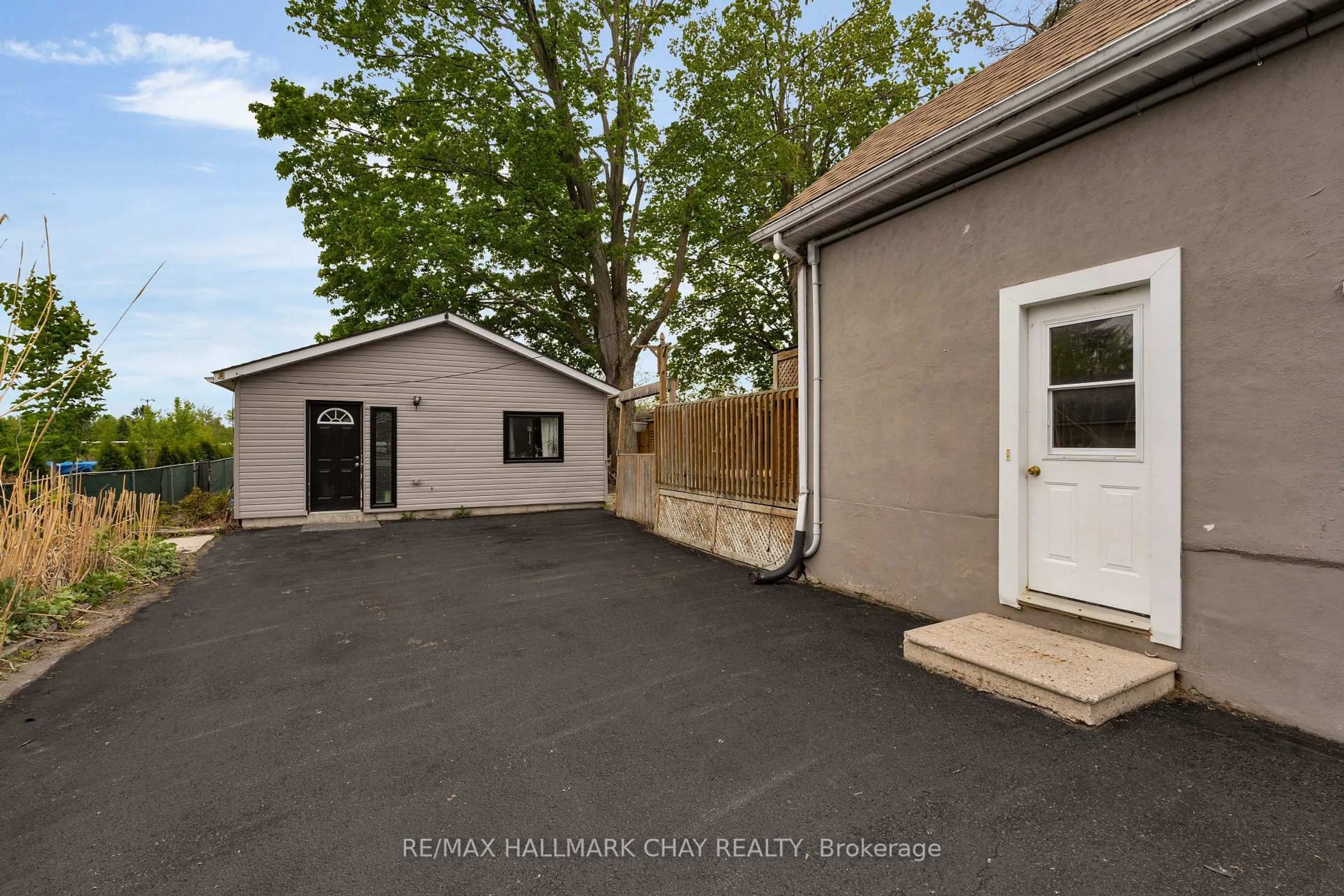 A pic from outside/outdoor area/front of a property/back of a property/a pic from drone, unknown for 168 TORONTO St, Barrie Ontario L4N 1V5