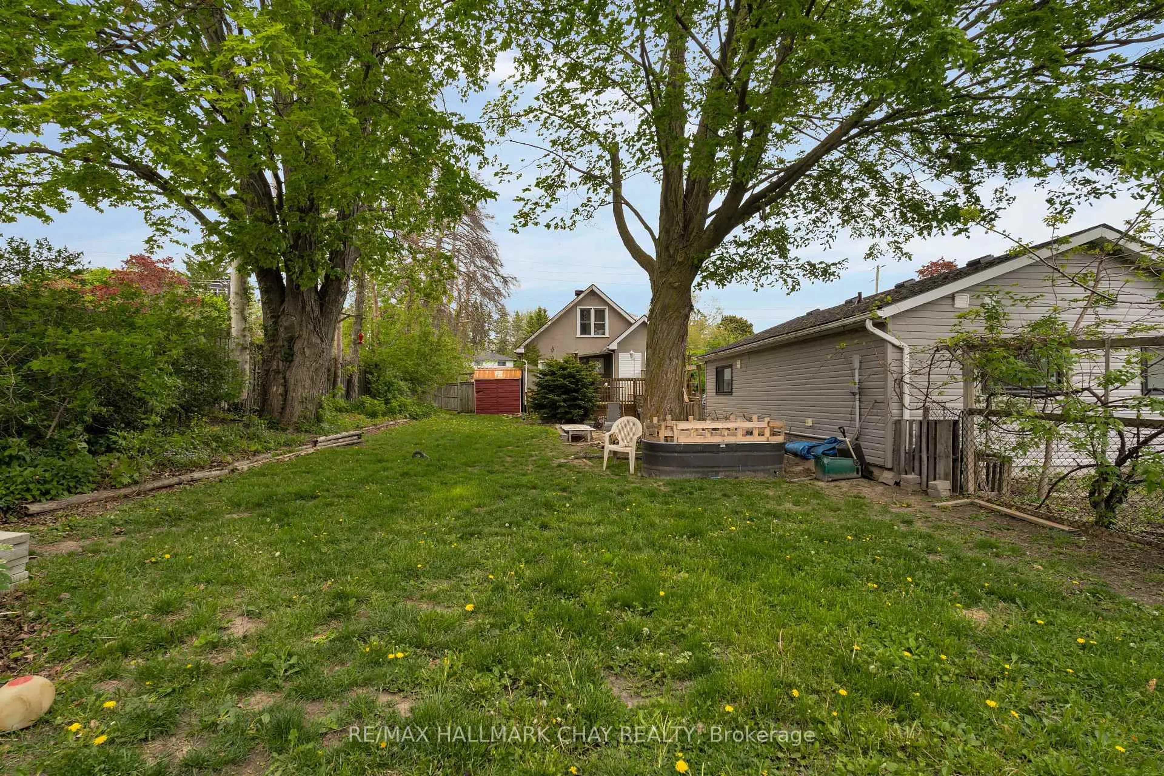 A pic from outside/outdoor area/front of a property/back of a property/a pic from drone, street for 168 TORONTO St, Barrie Ontario L4N 1V5