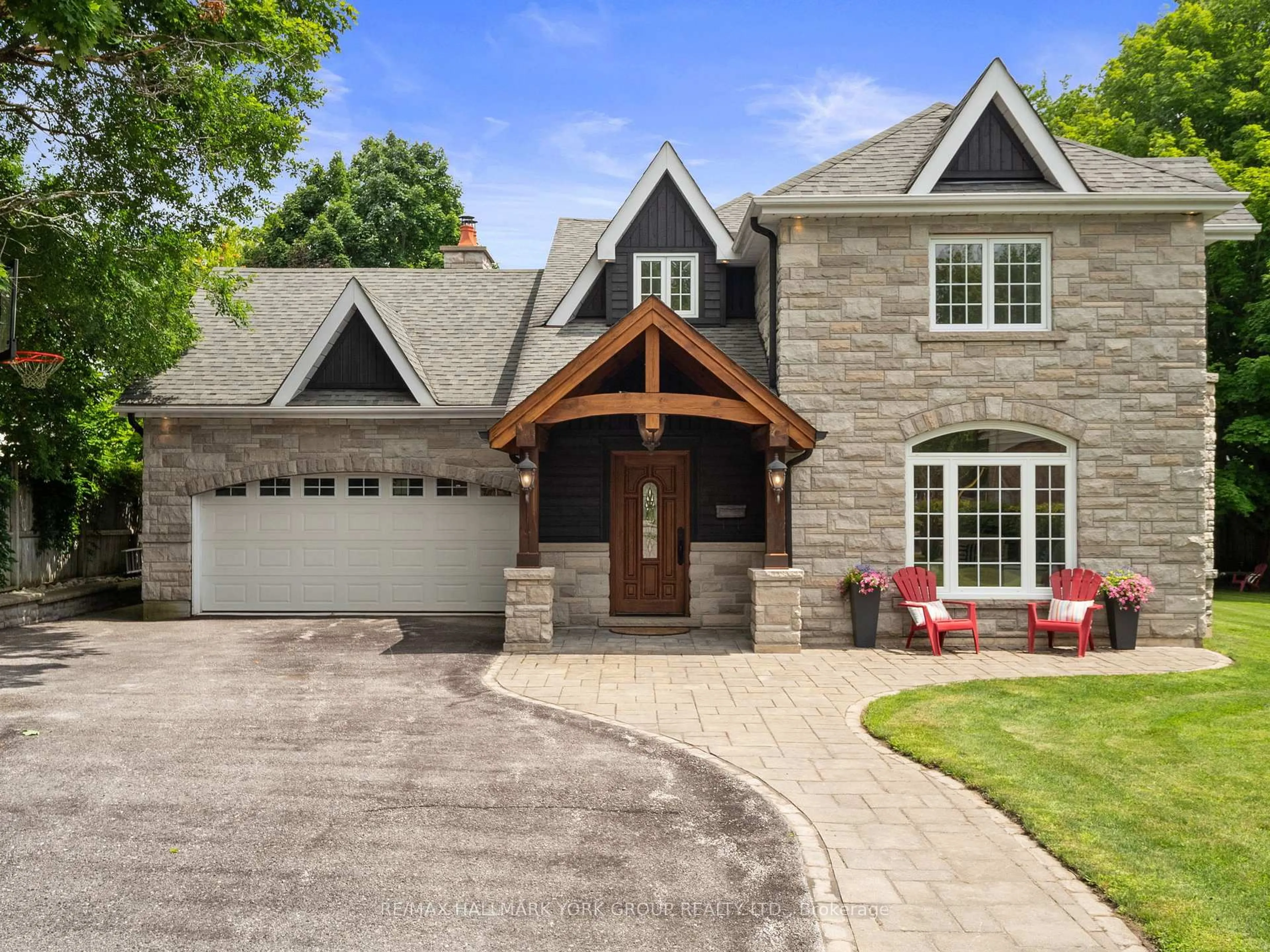 Home with brick exterior material, street for 105 Duckworth St, Barrie Ontario L4M 3V9