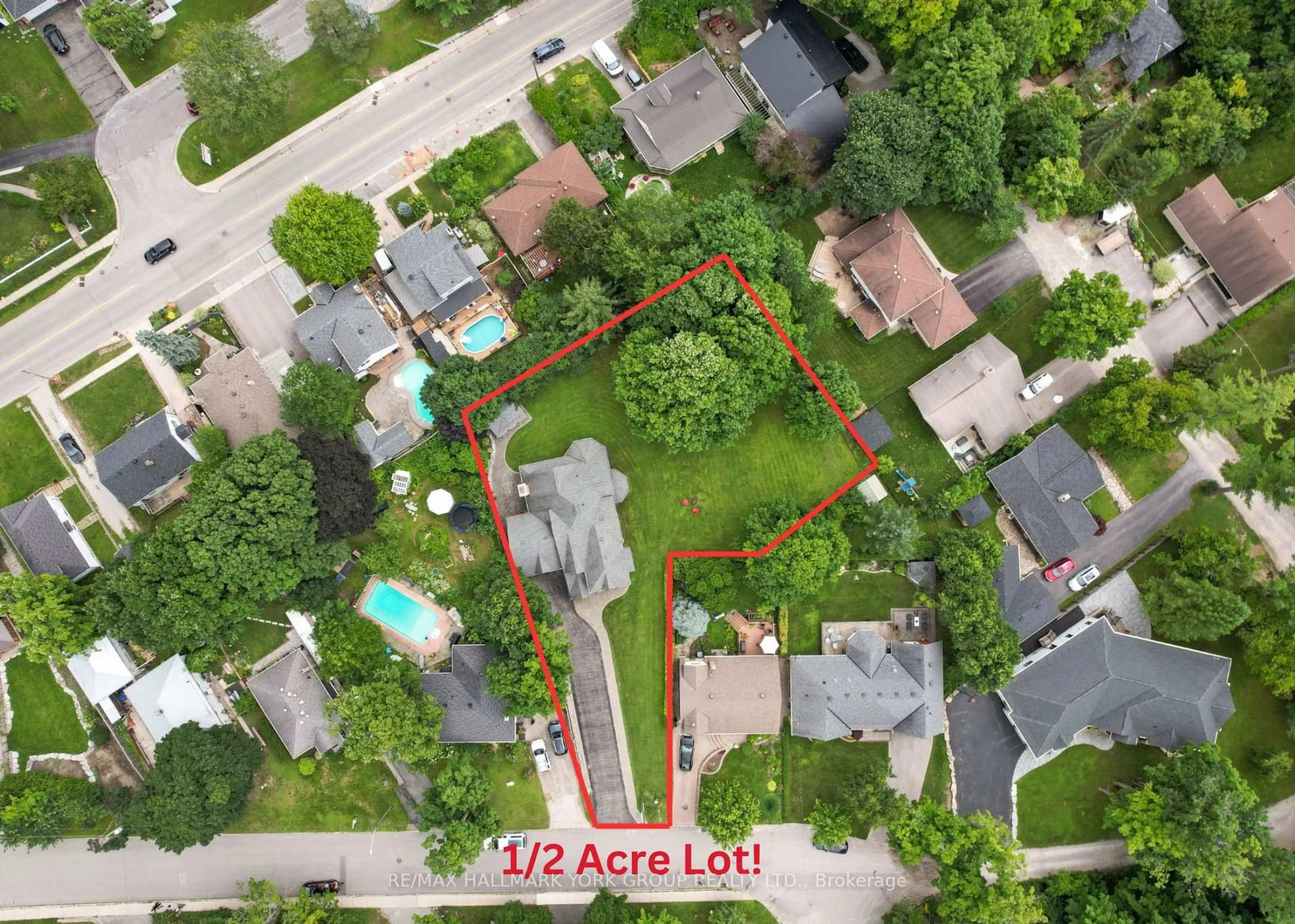A pic from outside/outdoor area/front of a property/back of a property/a pic from drone, street for 105 Duckworth St, Barrie Ontario L4M 3V9