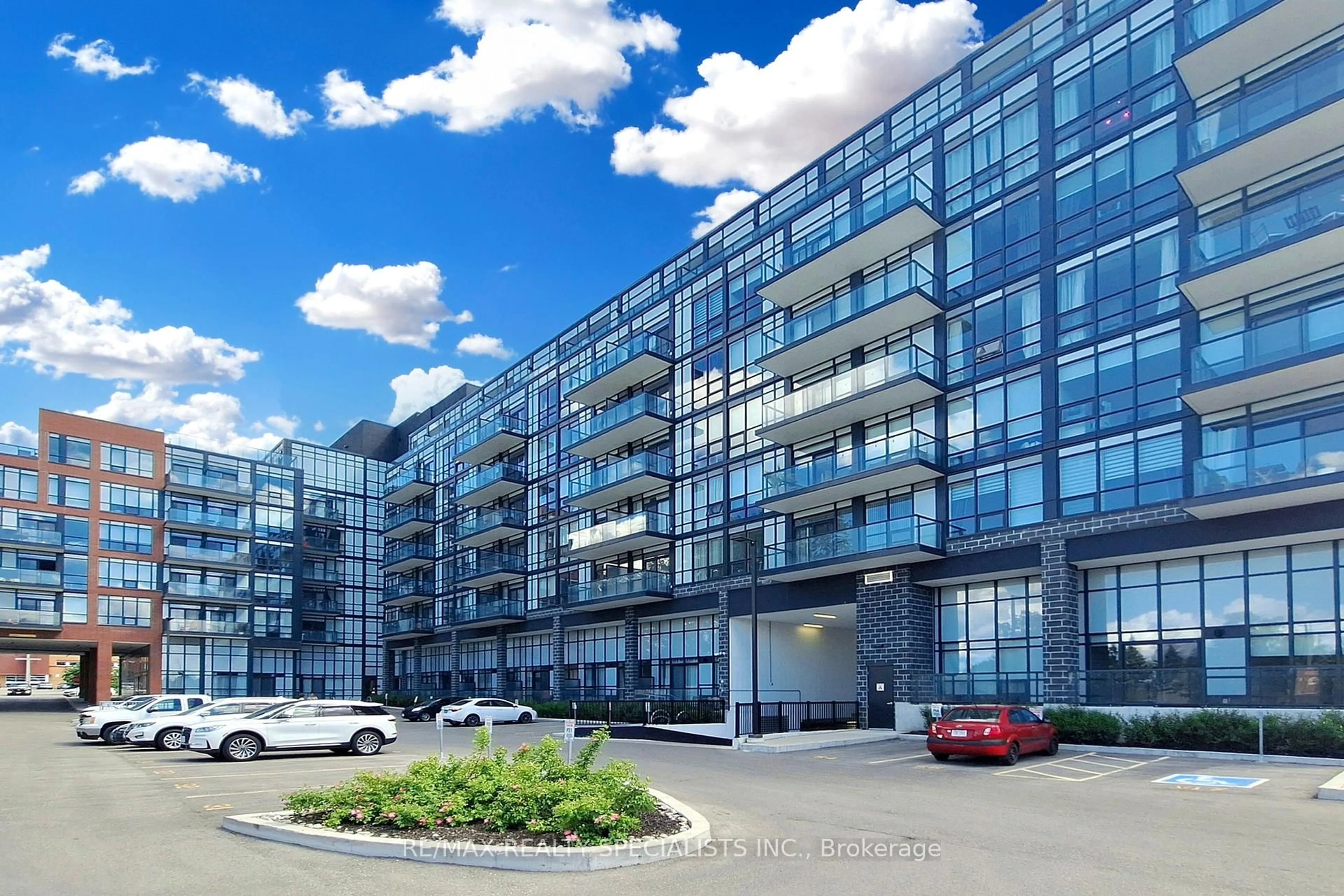 Patio, building for 681 Yonge St #108, Barrie Ontario L4N 4E8