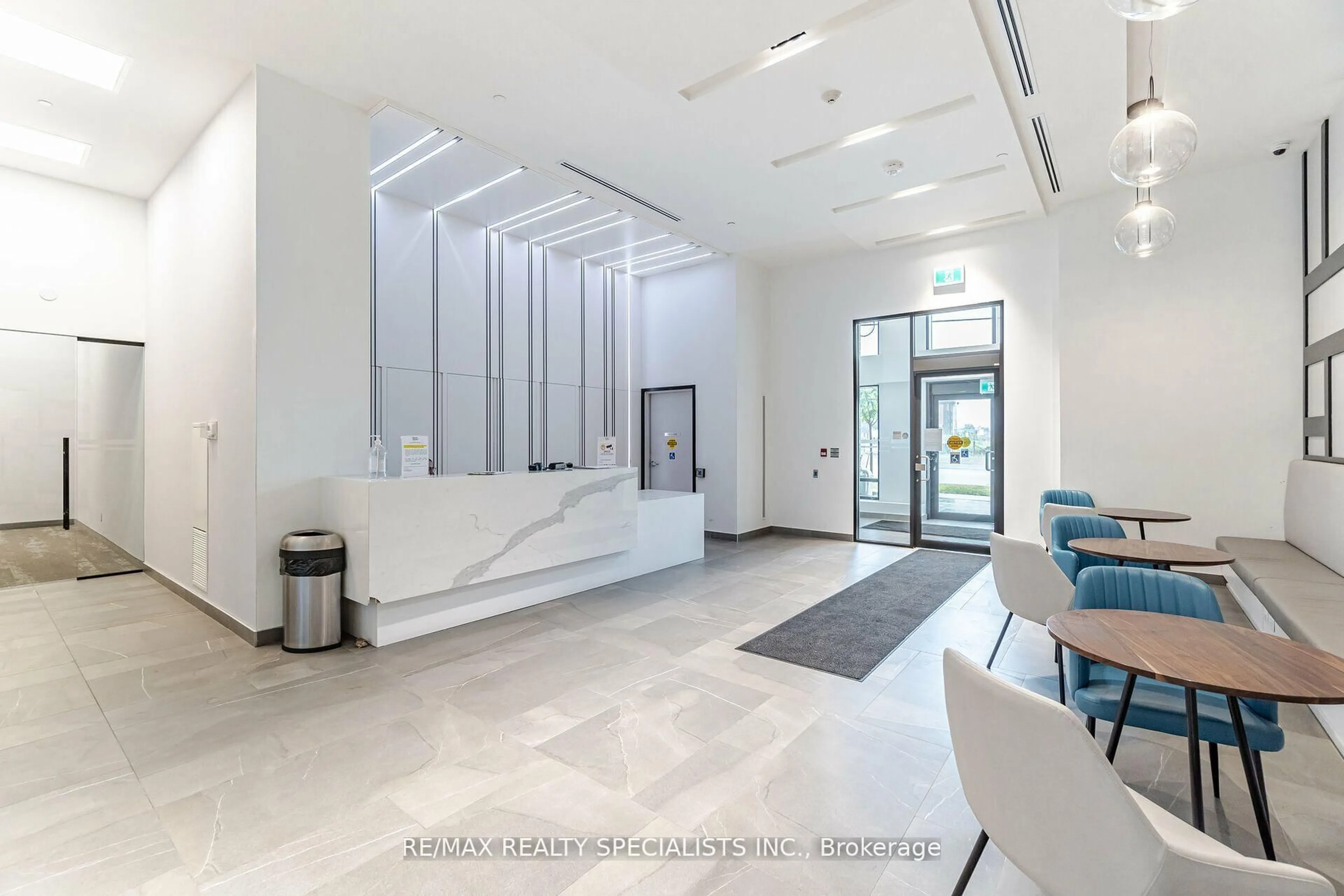 Indoor foyer for 681 Yonge St #108, Barrie Ontario L4N 4E8