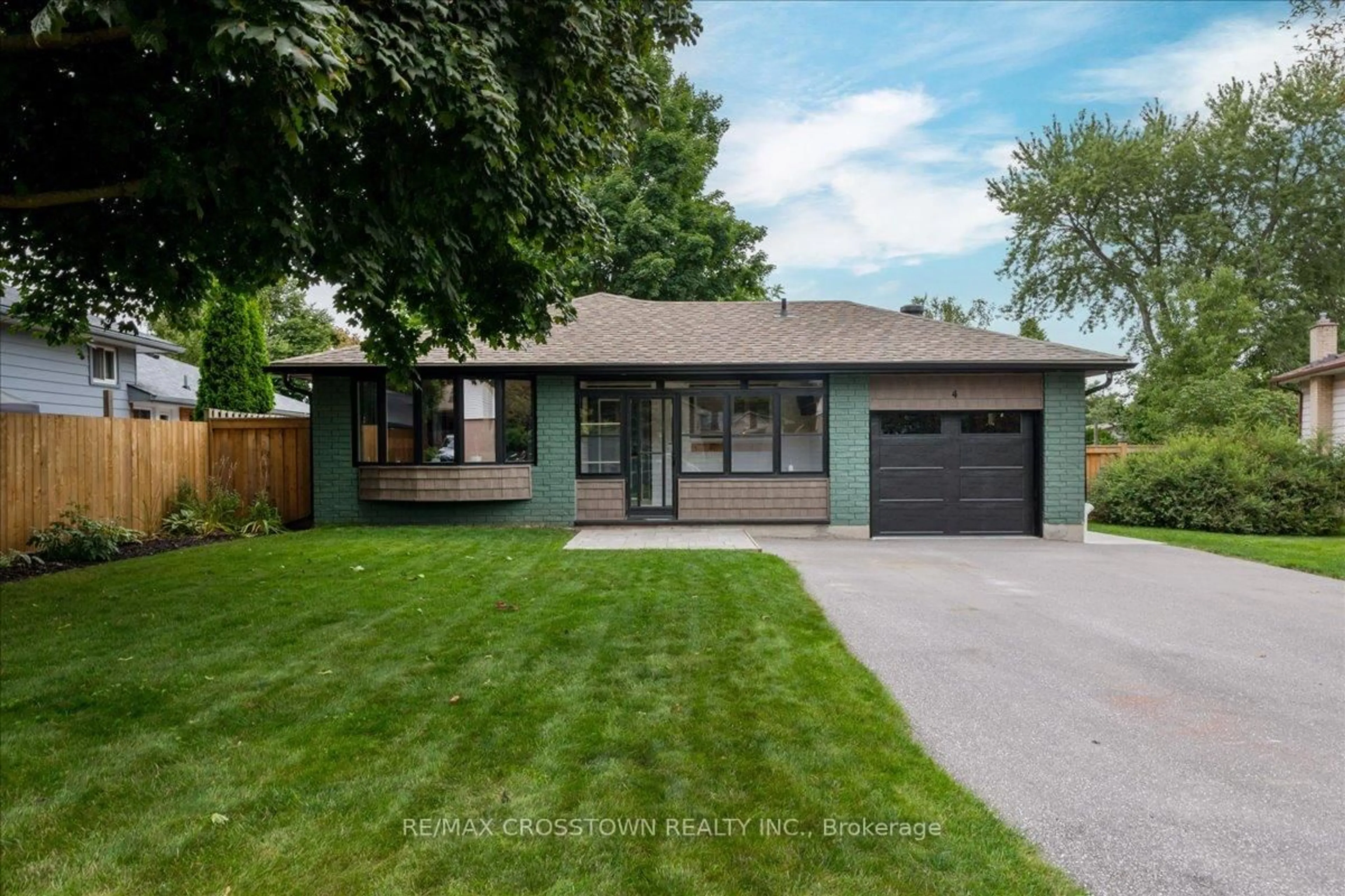 Home with vinyl exterior material, street for 4 Highcroft Rd, Barrie Ontario L4N 2X4