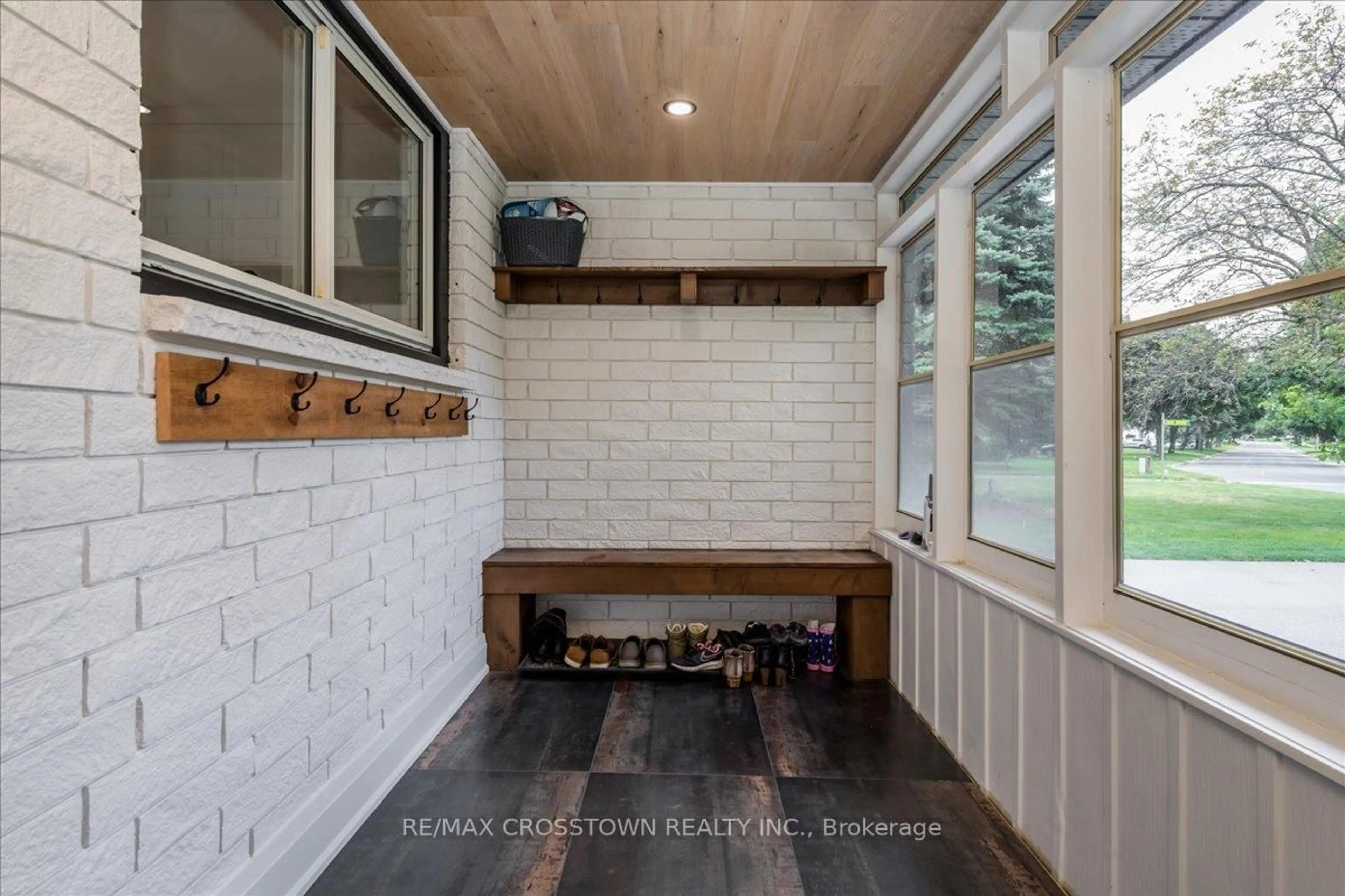Indoor entryway for 4 Highcroft Rd, Barrie Ontario L4N 2X4