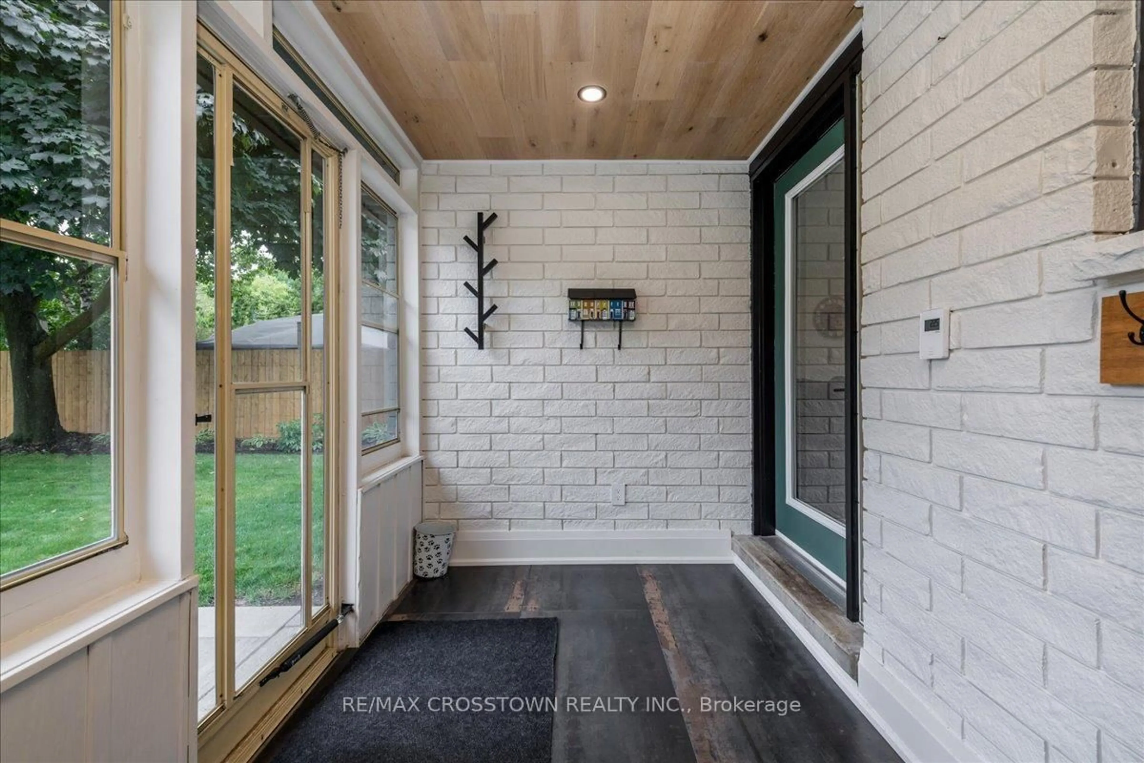 Indoor entryway for 4 Highcroft Rd, Barrie Ontario L4N 2X4