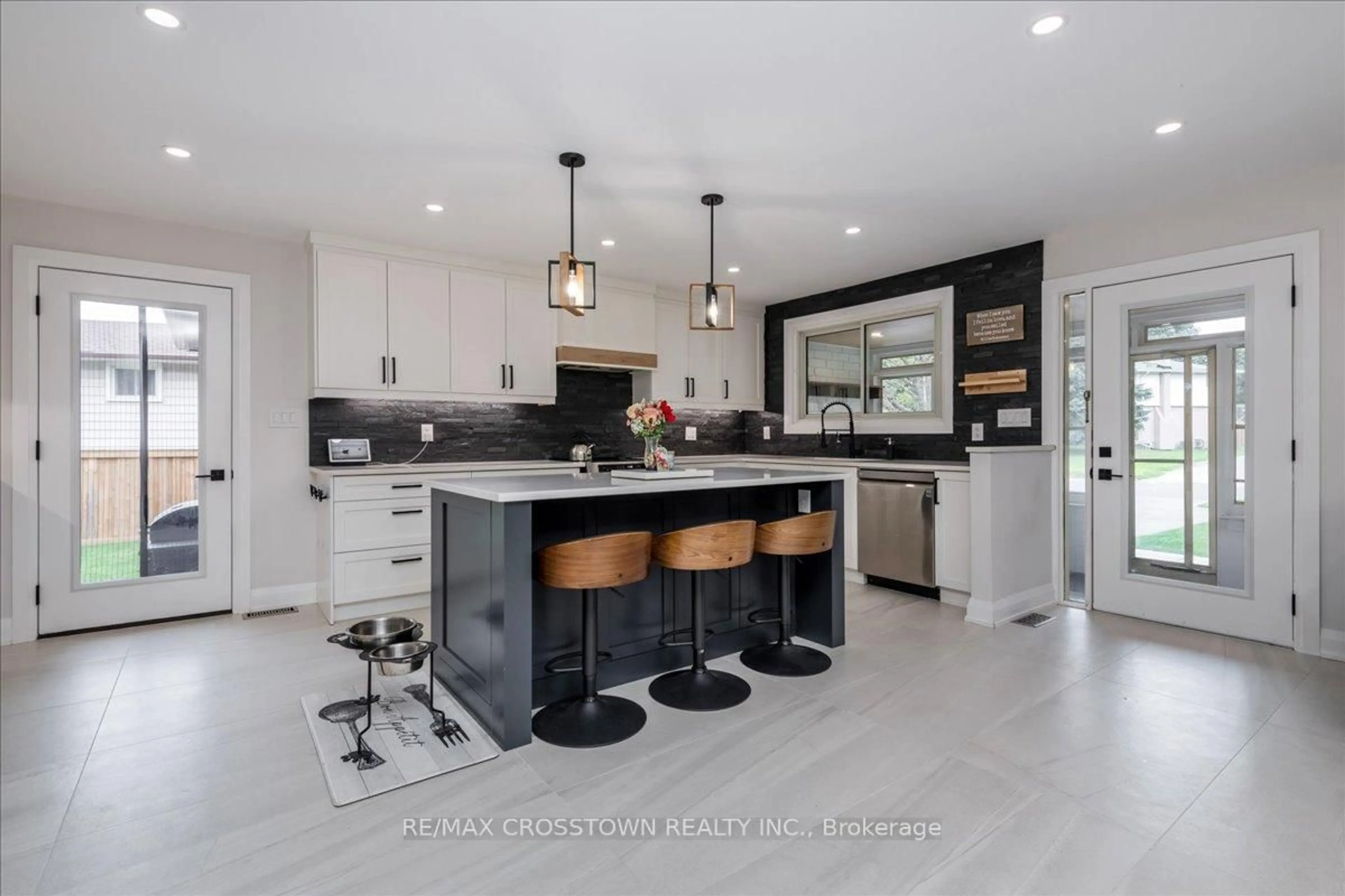 Open concept kitchen, ceramic/tile floor for 4 Highcroft Rd, Barrie Ontario L4N 2X4