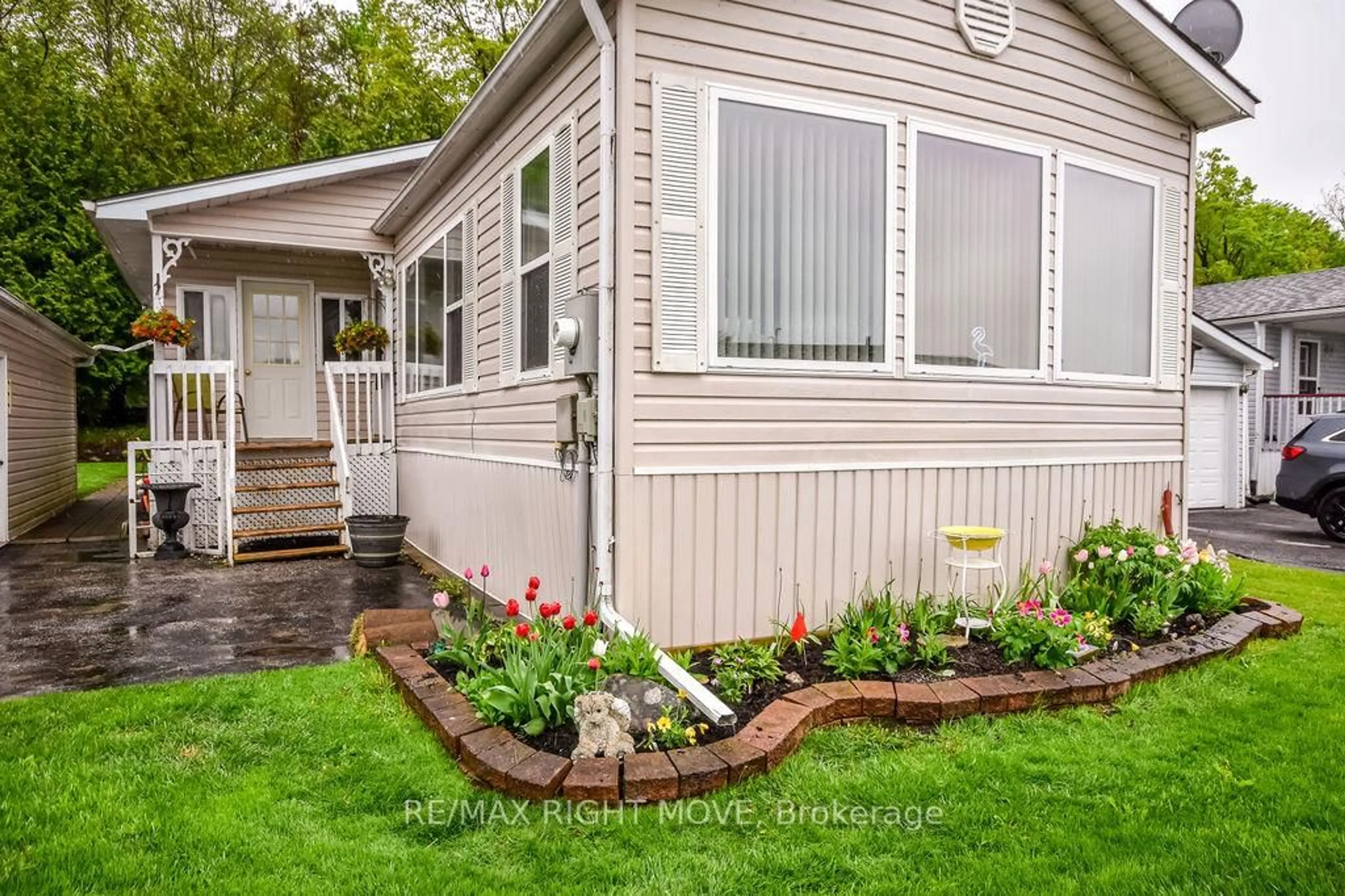 Home with vinyl exterior material, street for 1407 Fox Rd, Severn Ontario L3V 0V4