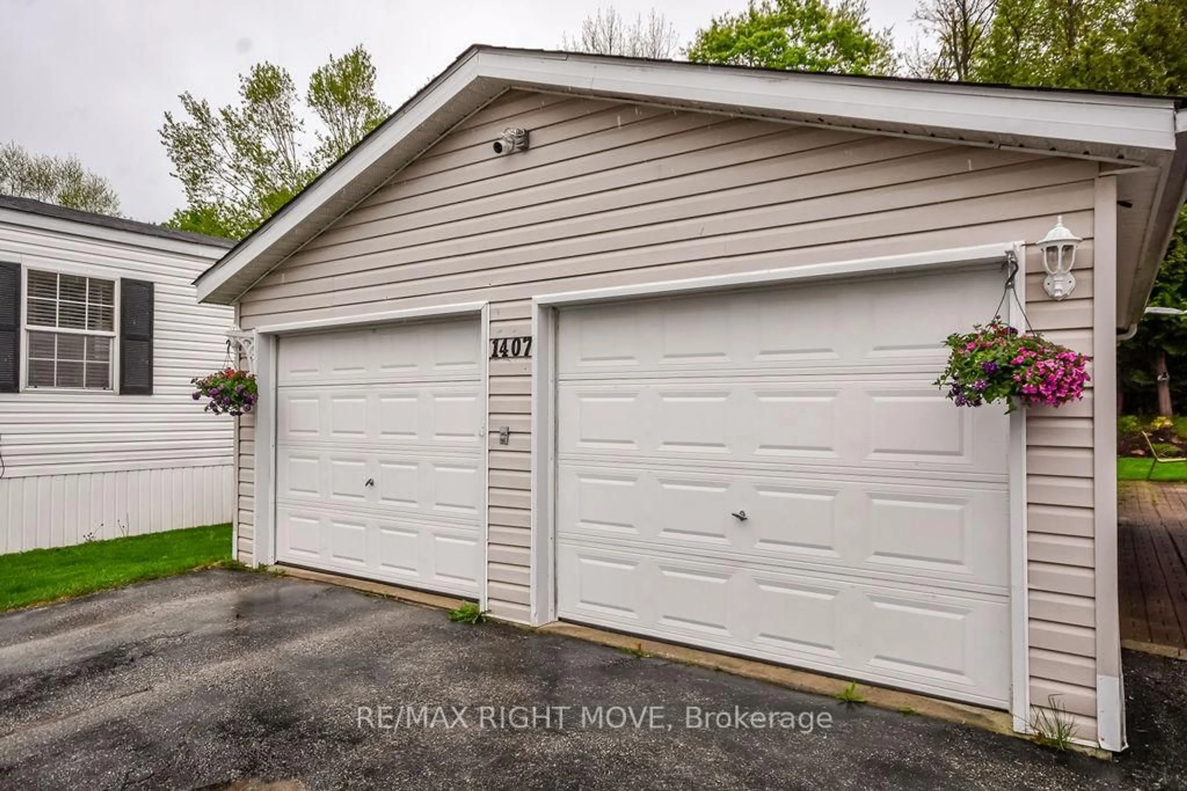 Indoor garage for 1407 Fox Rd, Severn Ontario L3V 0V4