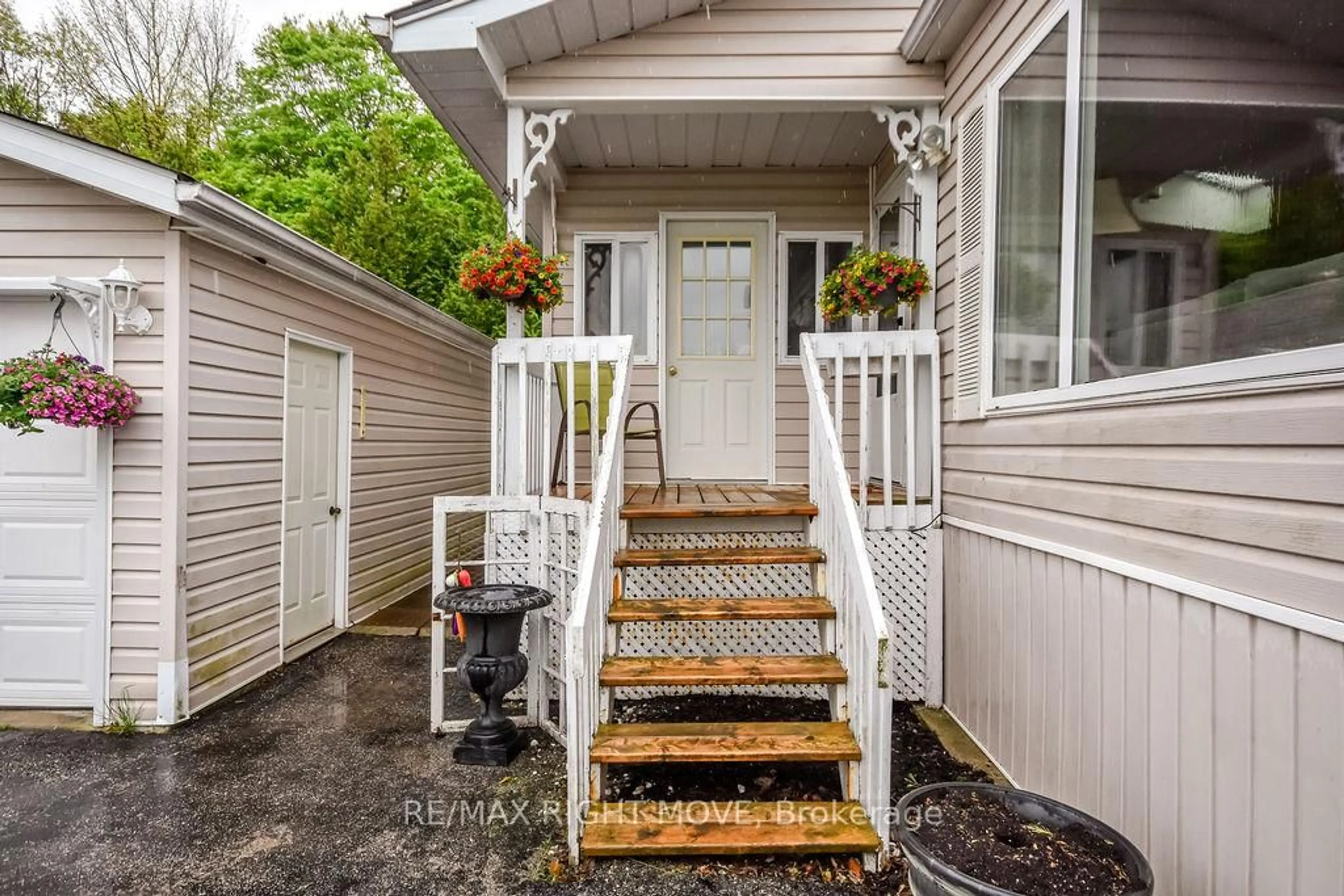 Indoor entryway for 1407 Fox Rd, Severn Ontario L3V 0V4