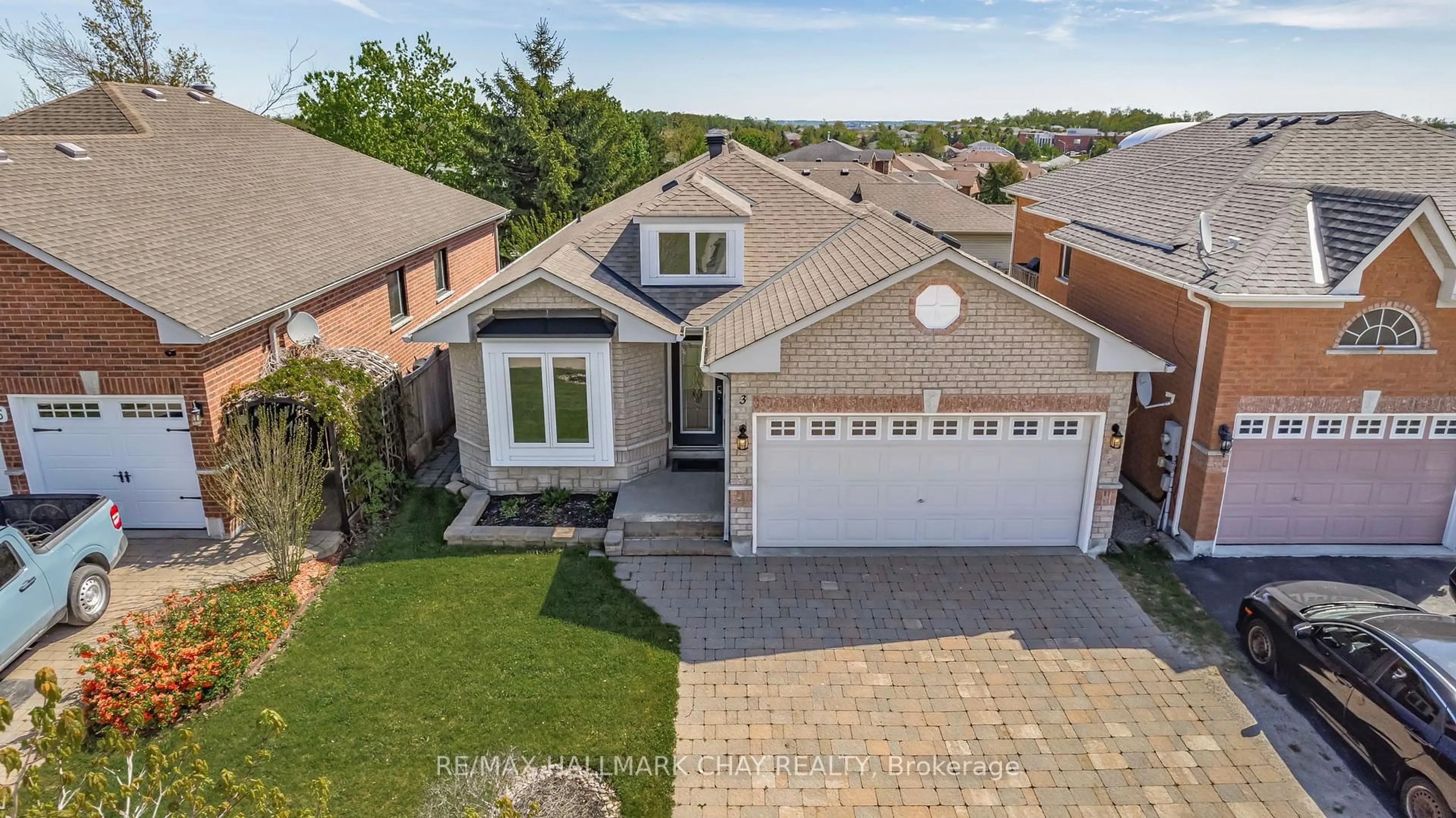 A pic from outside/outdoor area/front of a property/back of a property/a pic from drone, street for 3 Duval Dr, Barrie Ontario L4M 6V2