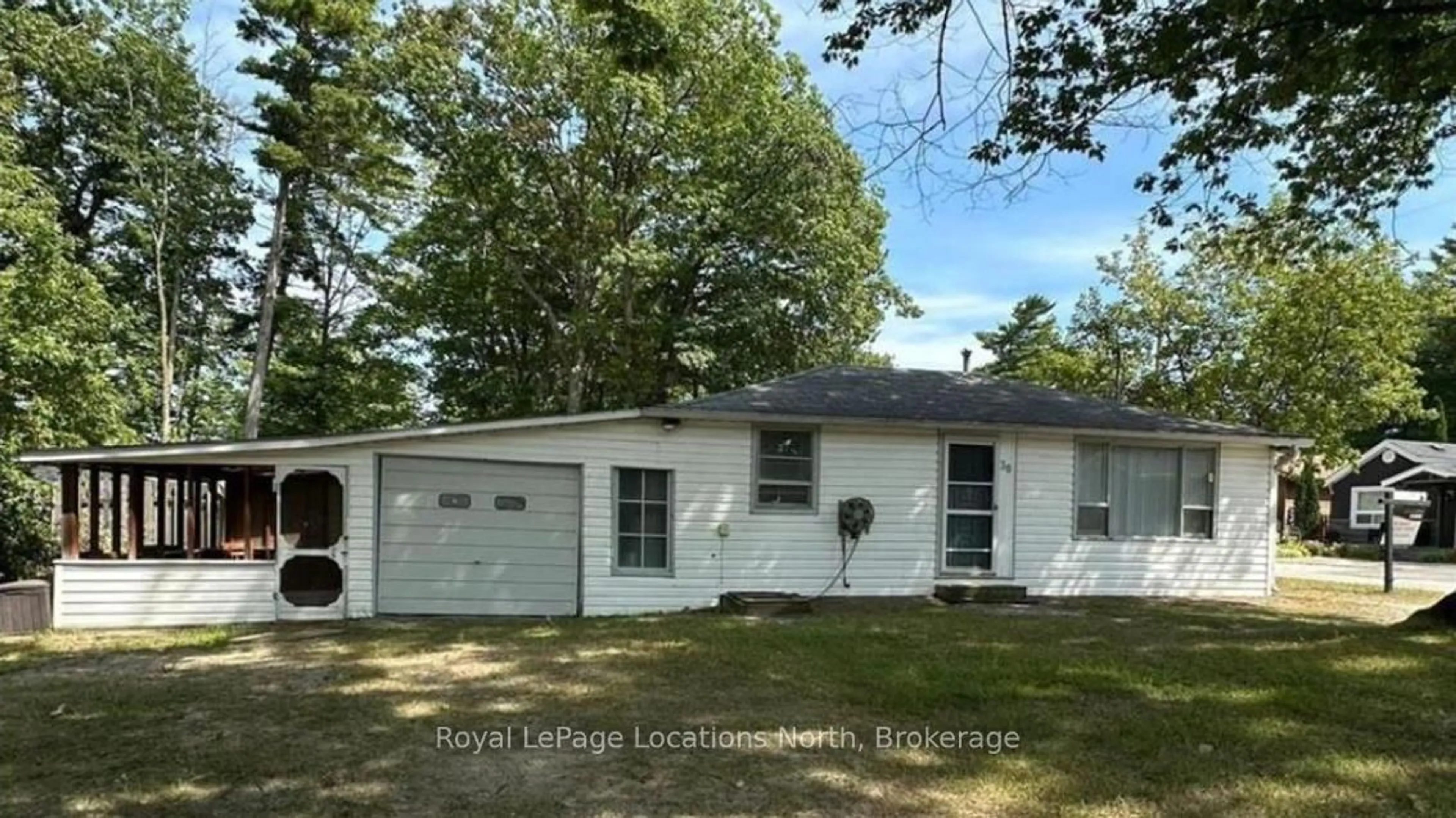 Home with vinyl exterior material, street for 38 Laidlaw St, Wasaga Beach Ontario L9Z 2L2