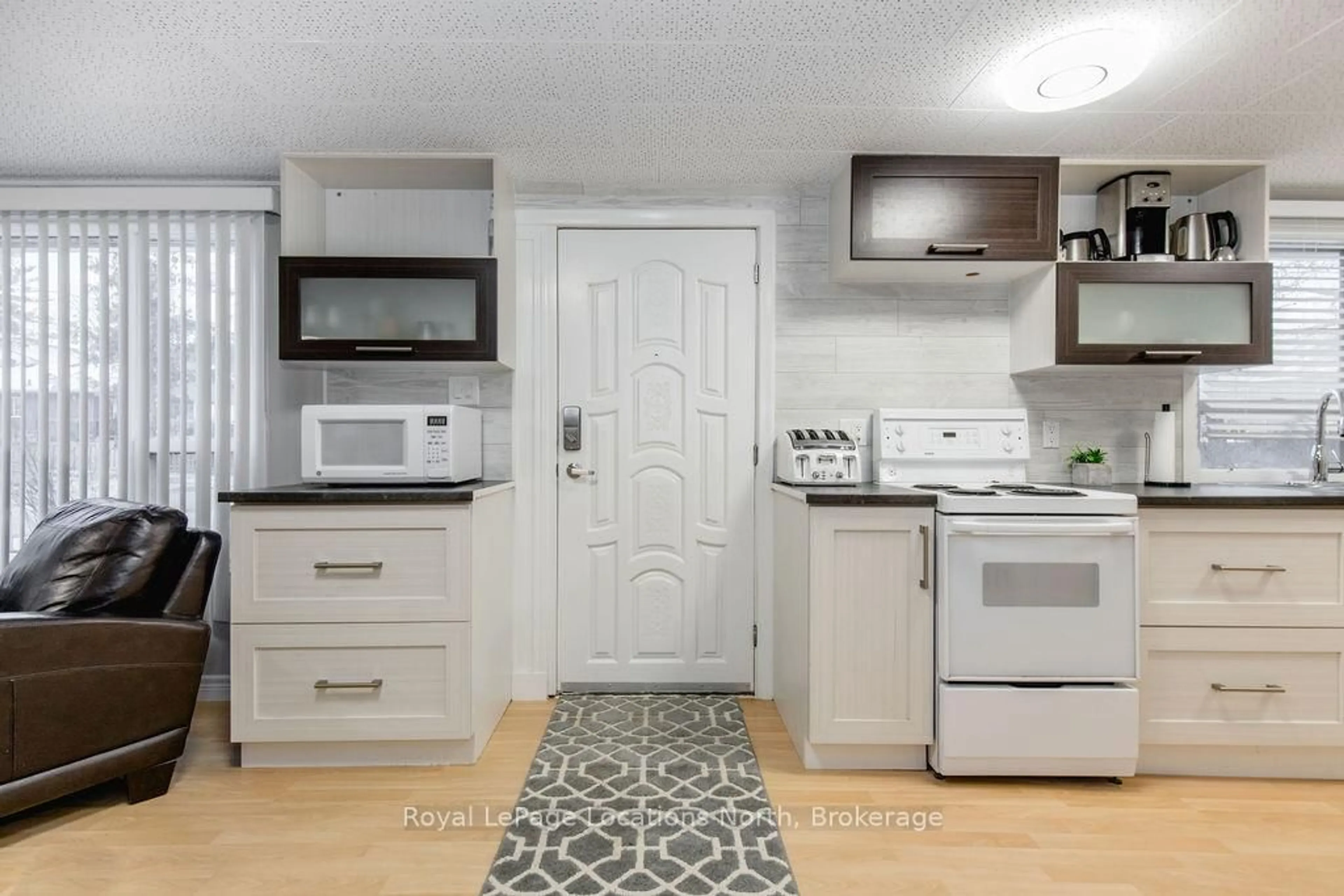 Standard kitchen, unknown for 38 Laidlaw St, Wasaga Beach Ontario L9Z 2L2