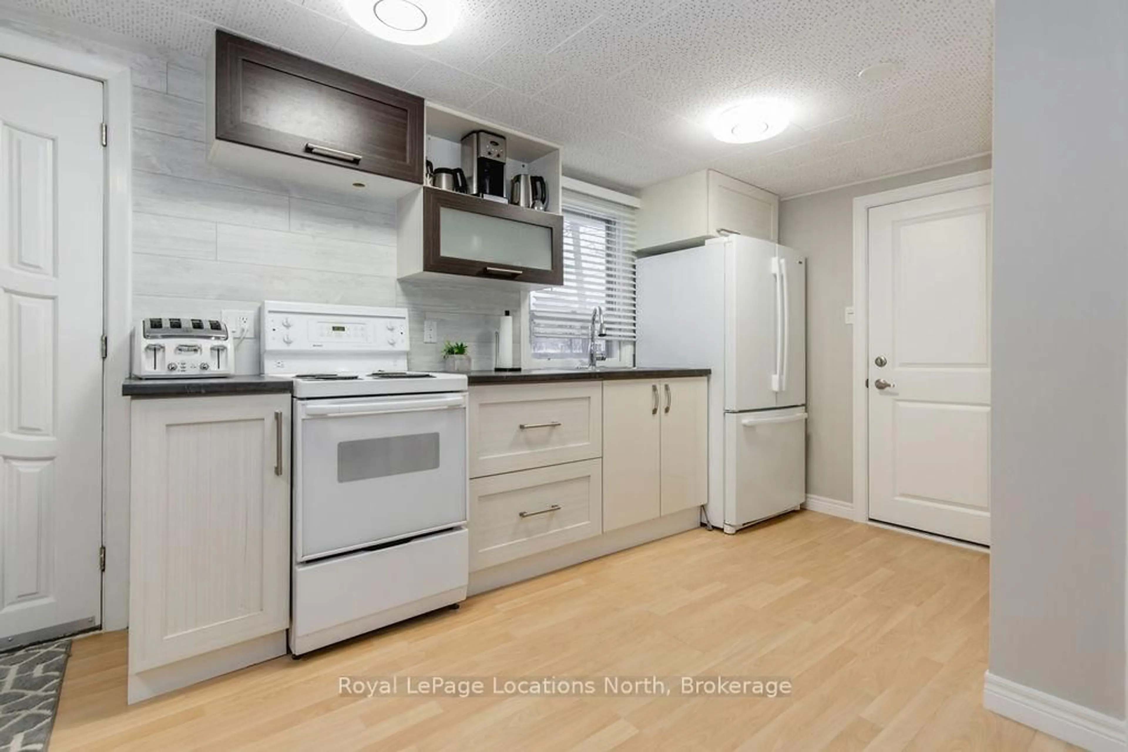 Standard kitchen, unknown for 38 Laidlaw St, Wasaga Beach Ontario L9Z 2L2