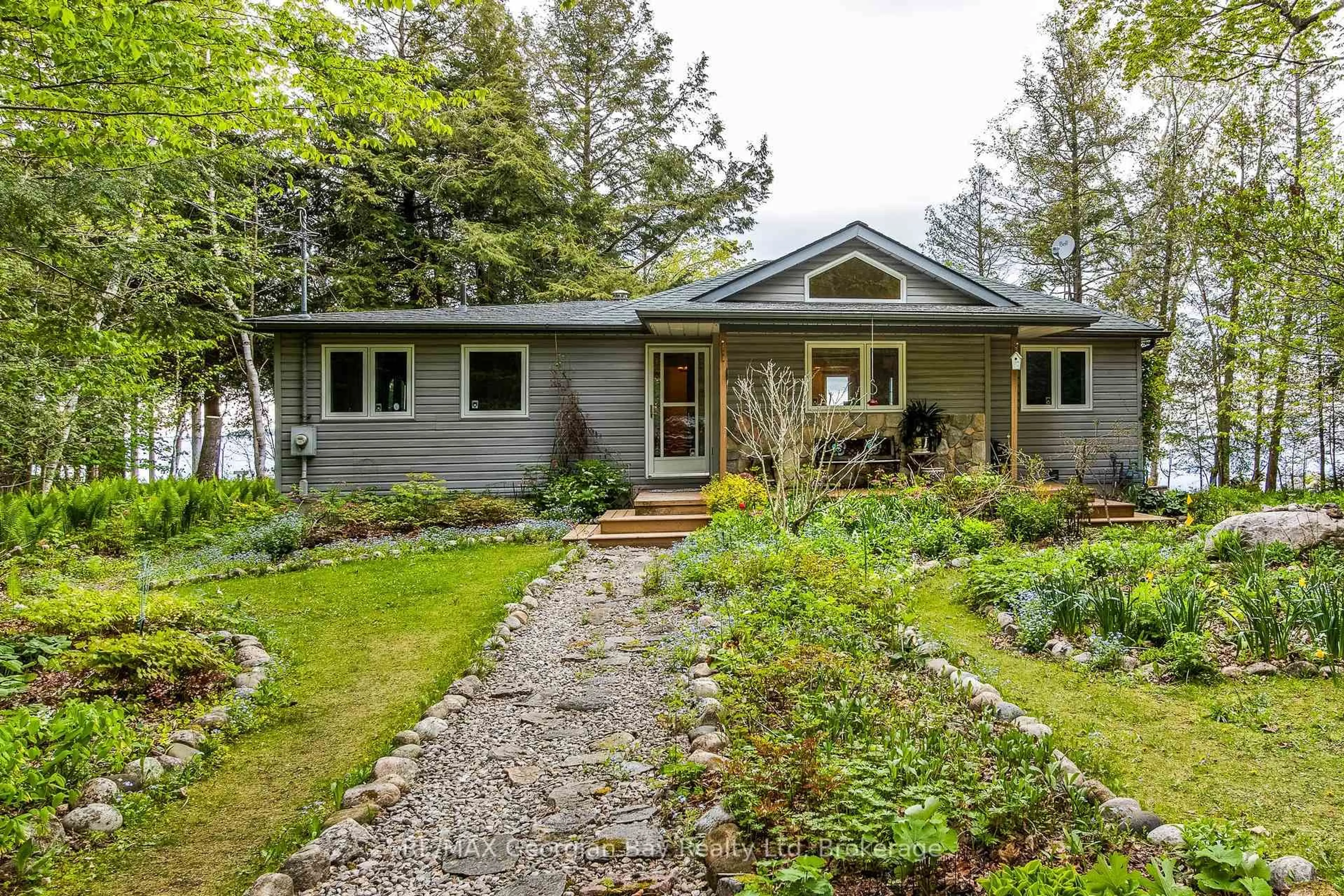 Home with vinyl exterior material, street for 25 Couchiching Cres, Tiny Ontario L9M 0C6