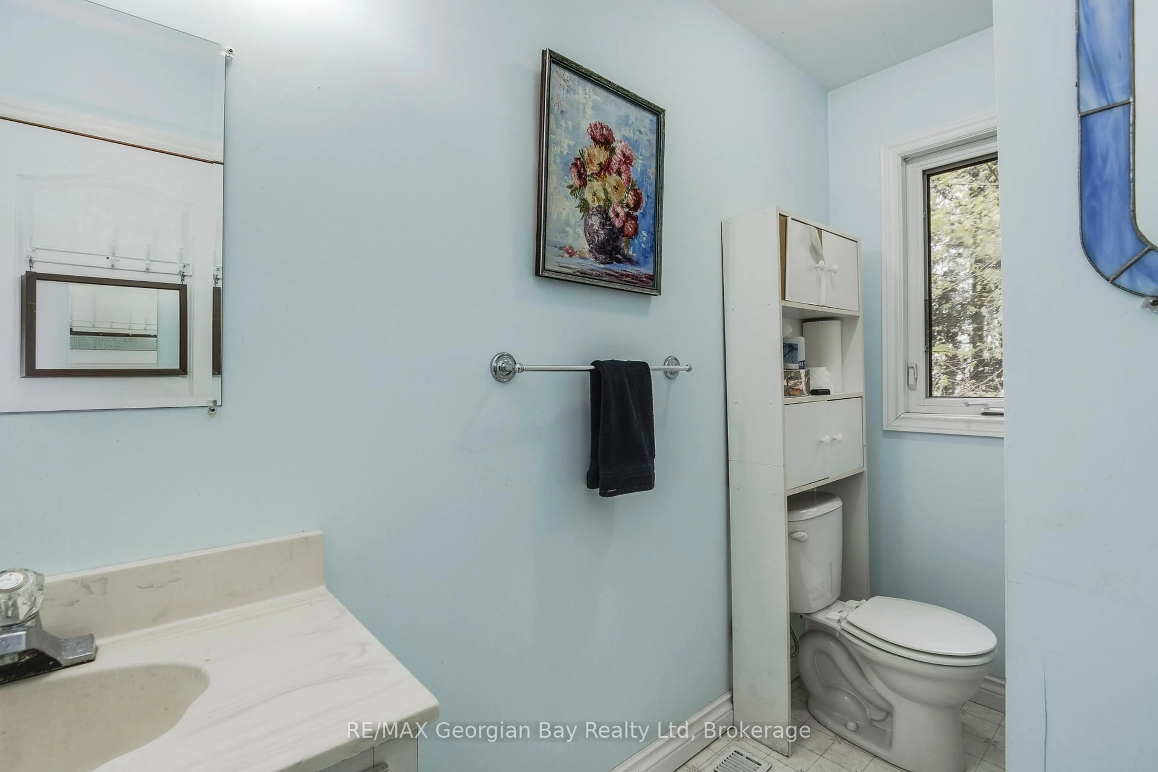 Standard bathroom, ceramic/tile floor for 25 Couchiching Cres, Tiny Ontario L9M 0C6