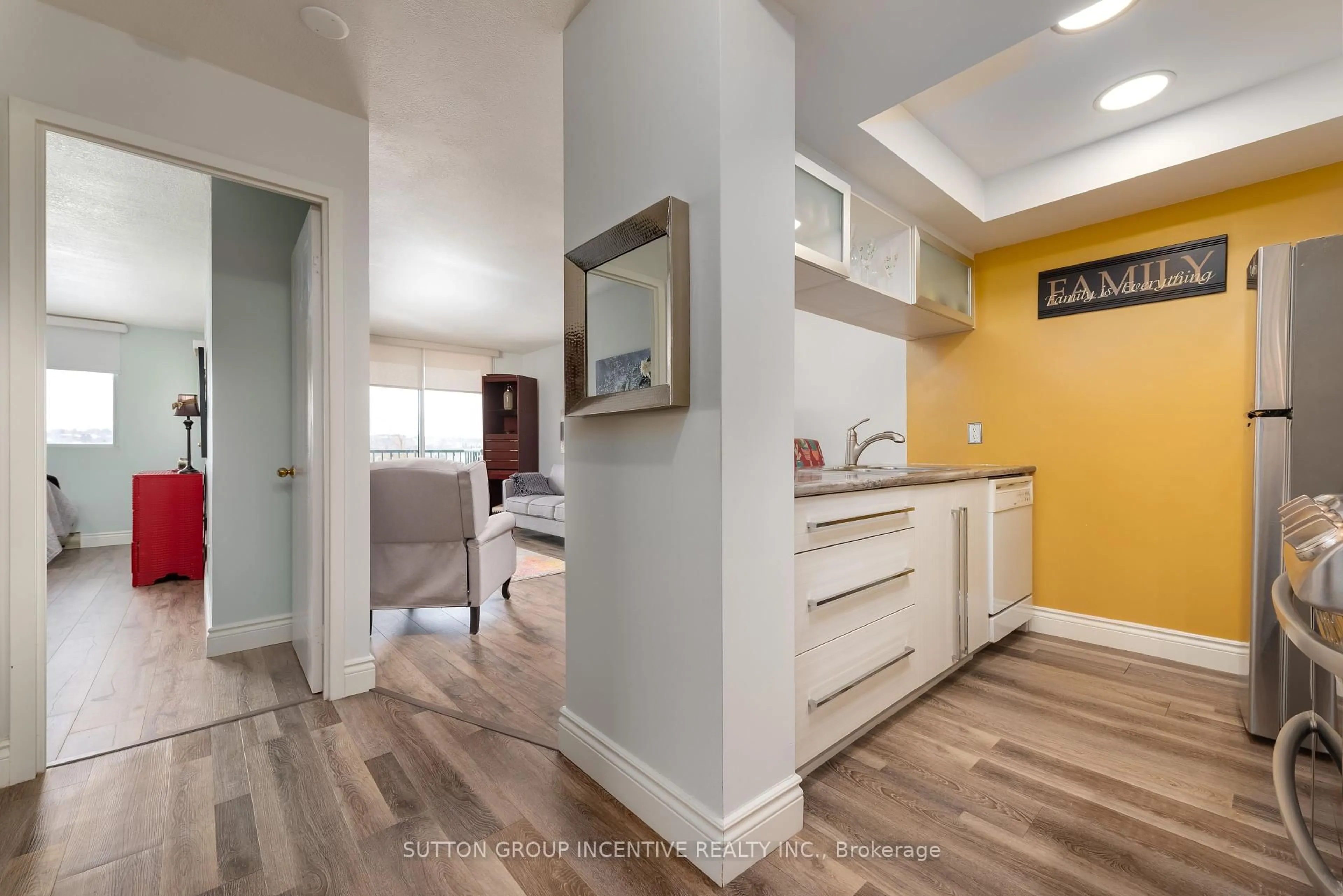 Indoor entryway for 75 Ellen St #712, Barrie Ontario L4N 7R6