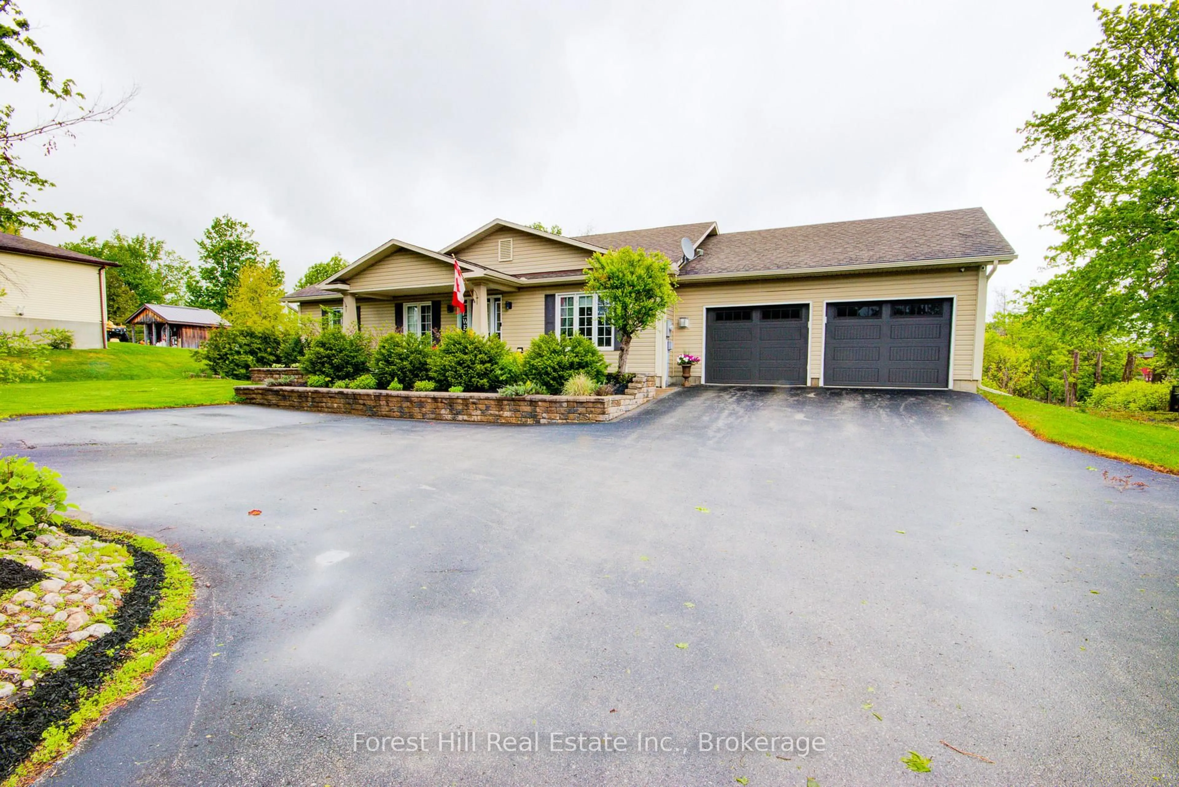 A pic from outside/outdoor area/front of a property/back of a property/a pic from drone, street for 27 Greengables Dr, Oro-Medonte Ontario L0L 1T0