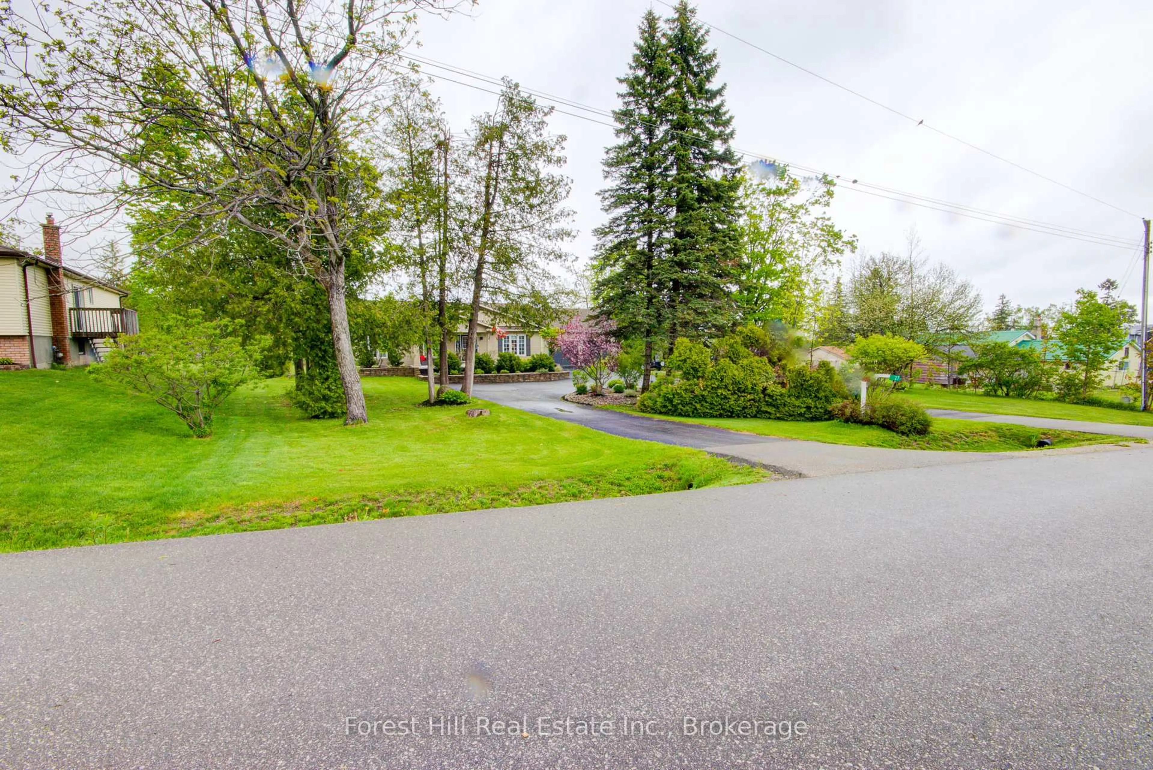 A pic from outside/outdoor area/front of a property/back of a property/a pic from drone, street for 27 Greengables Dr, Oro-Medonte Ontario L0L 1T0