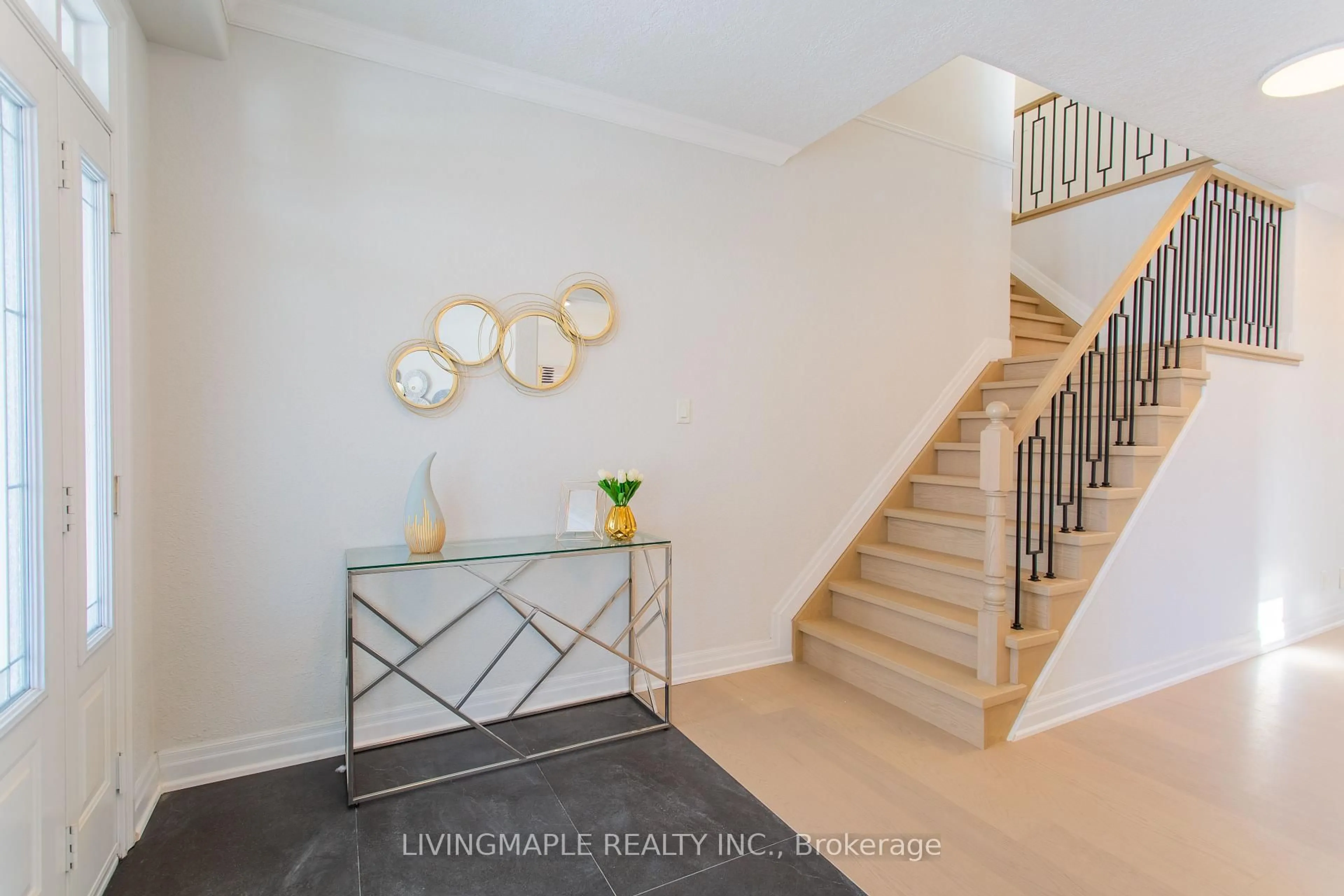 Indoor entryway for 9 Margaret Dr, Barrie Ontario L4M 6Y6