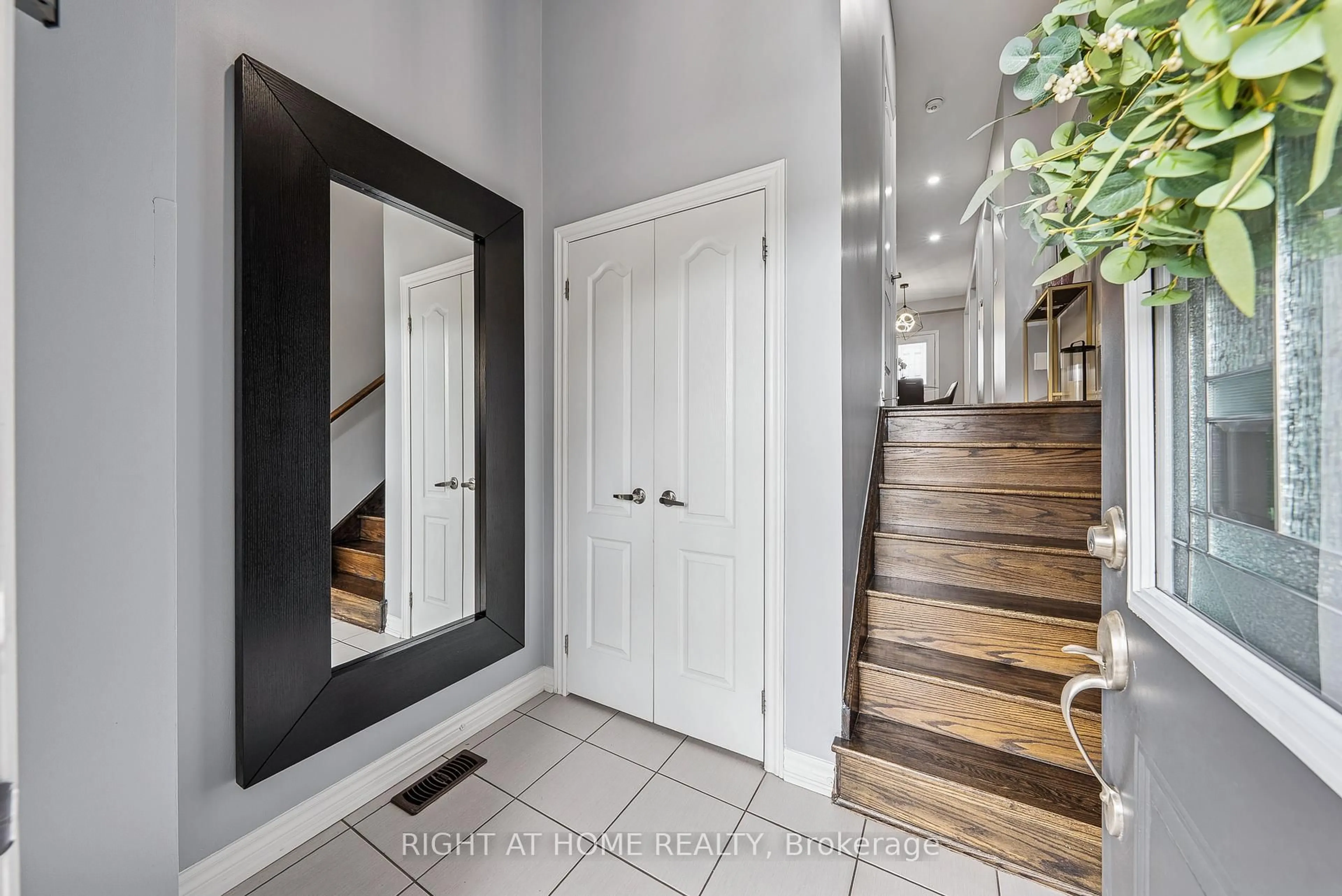 Indoor entryway for 453 Mapleton Ave, Barrie Ontario L4N 9C2