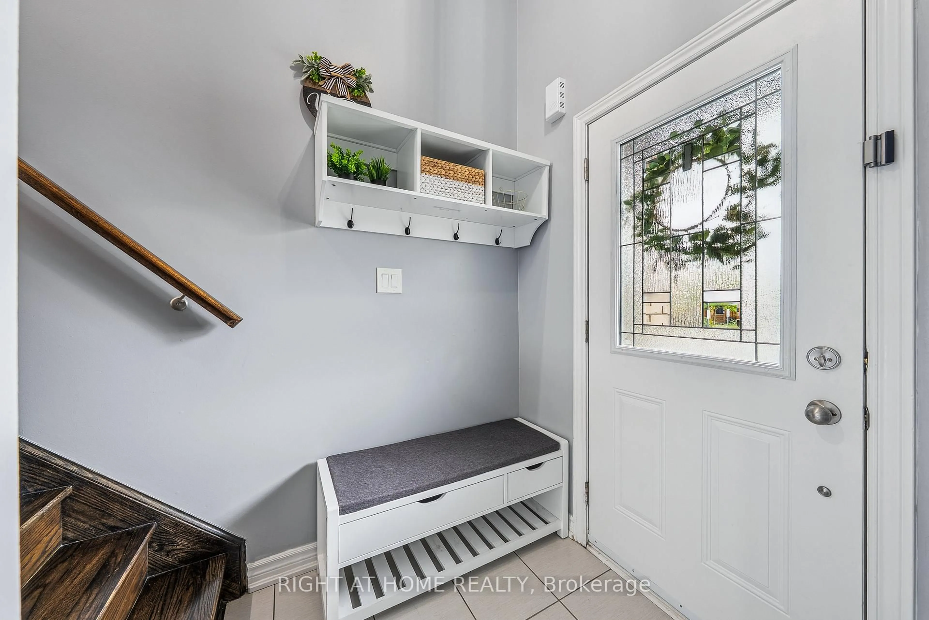 Indoor entryway for 453 Mapleton Ave, Barrie Ontario L4N 9C2