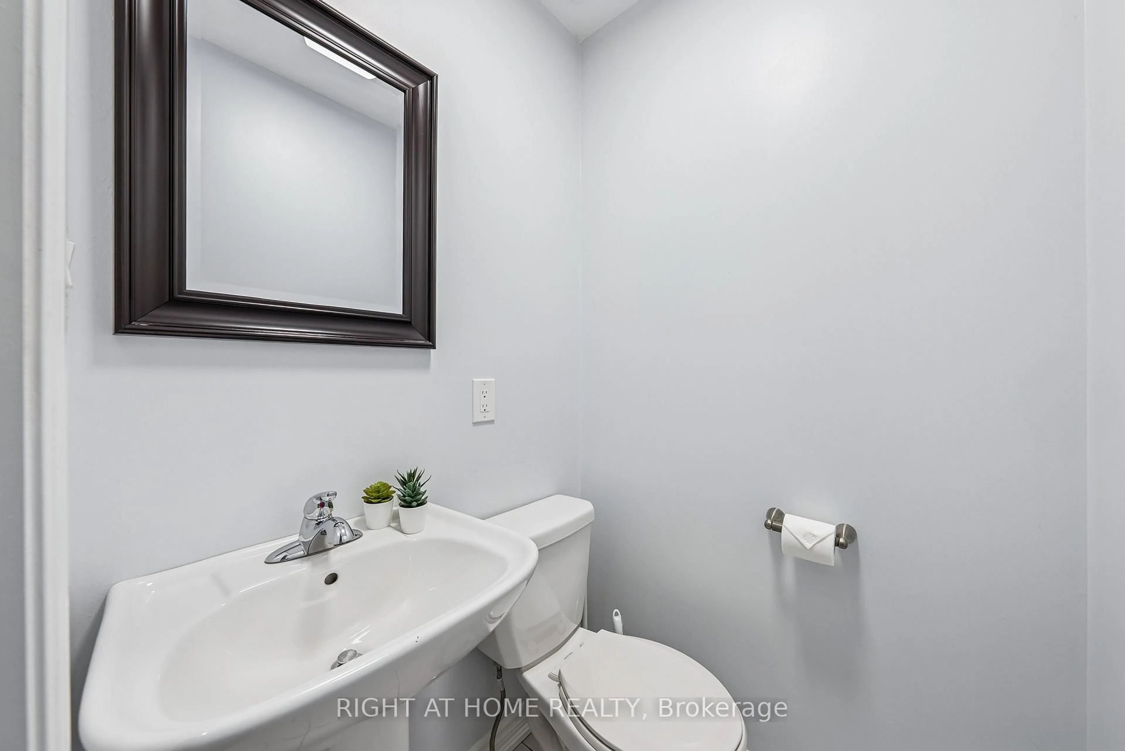 Standard bathroom, unknown for 453 Mapleton Ave, Barrie Ontario L4N 9C2