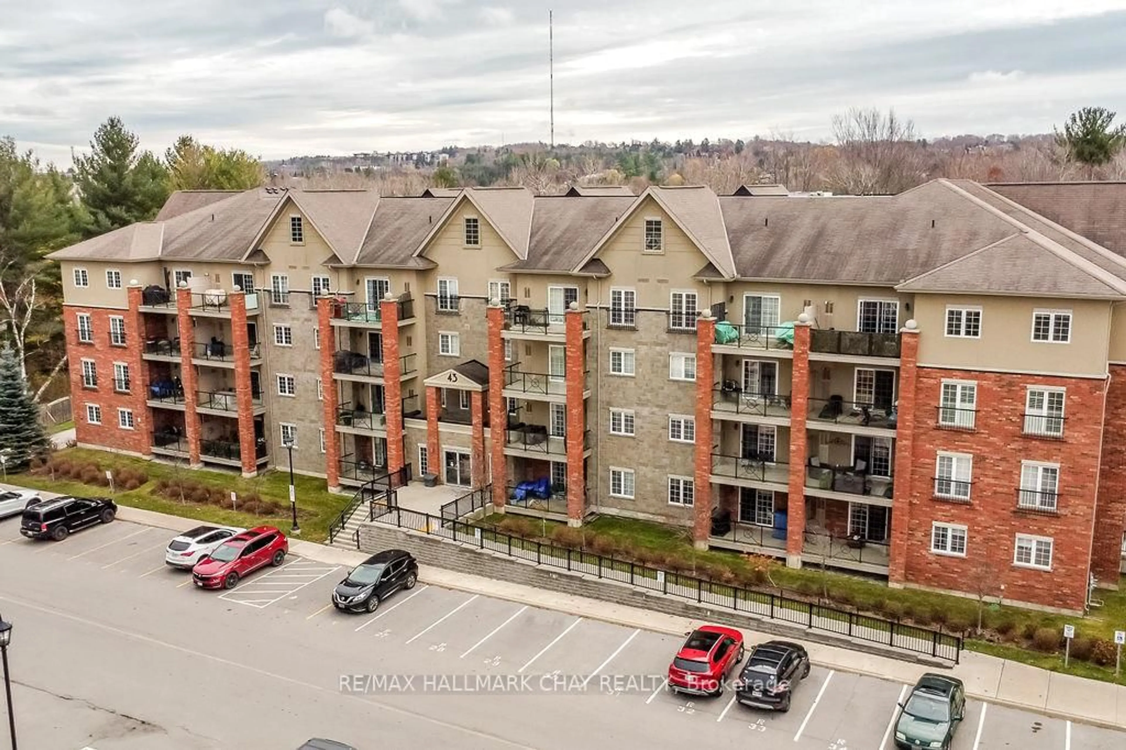 A pic from outside/outdoor area/front of a property/back of a property/a pic from drone, unknown for 43 Ferndale Dr #207, Barrie Ontario L4N 5W6