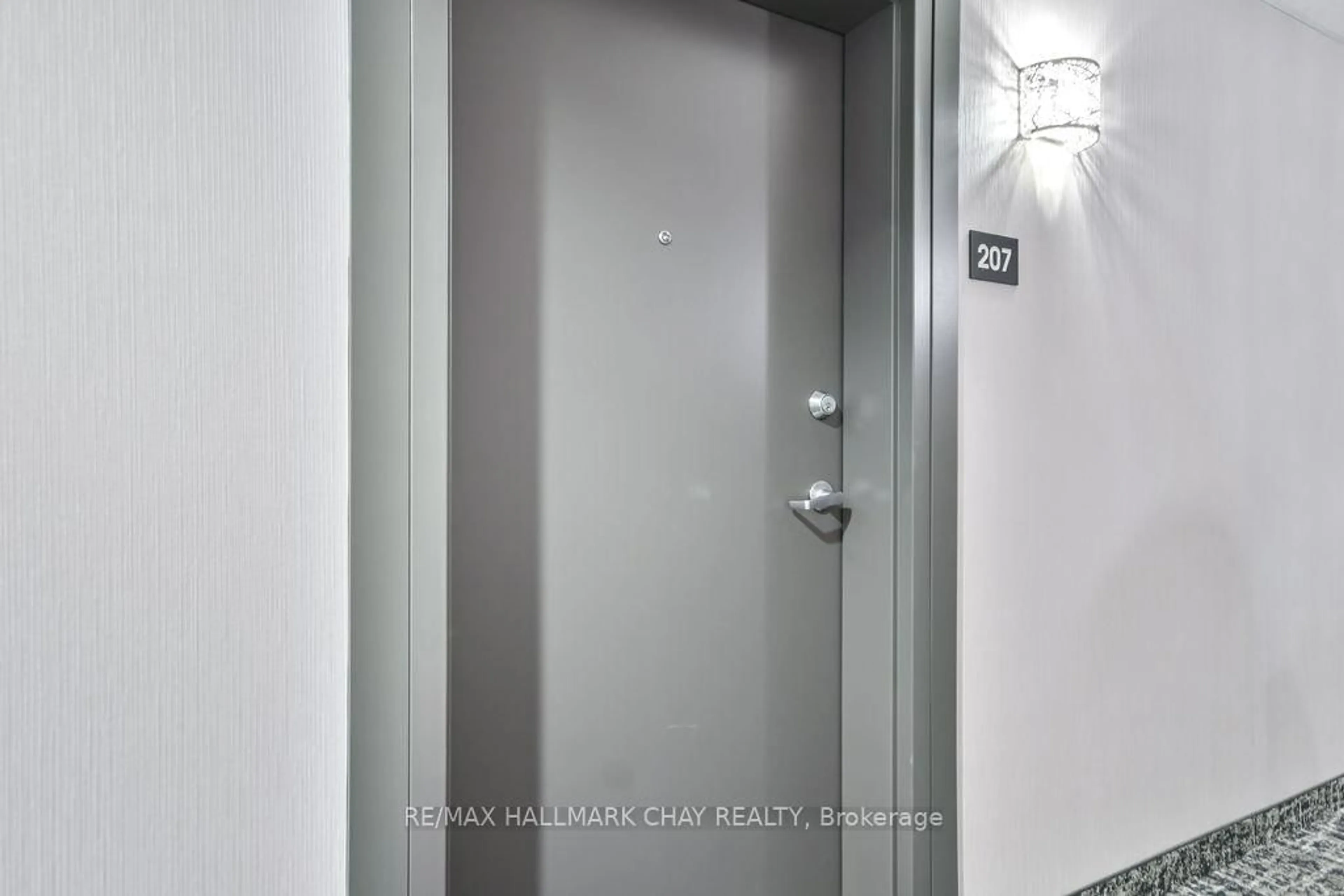 Indoor entryway for 43 Ferndale Dr #207, Barrie Ontario L4N 5W6