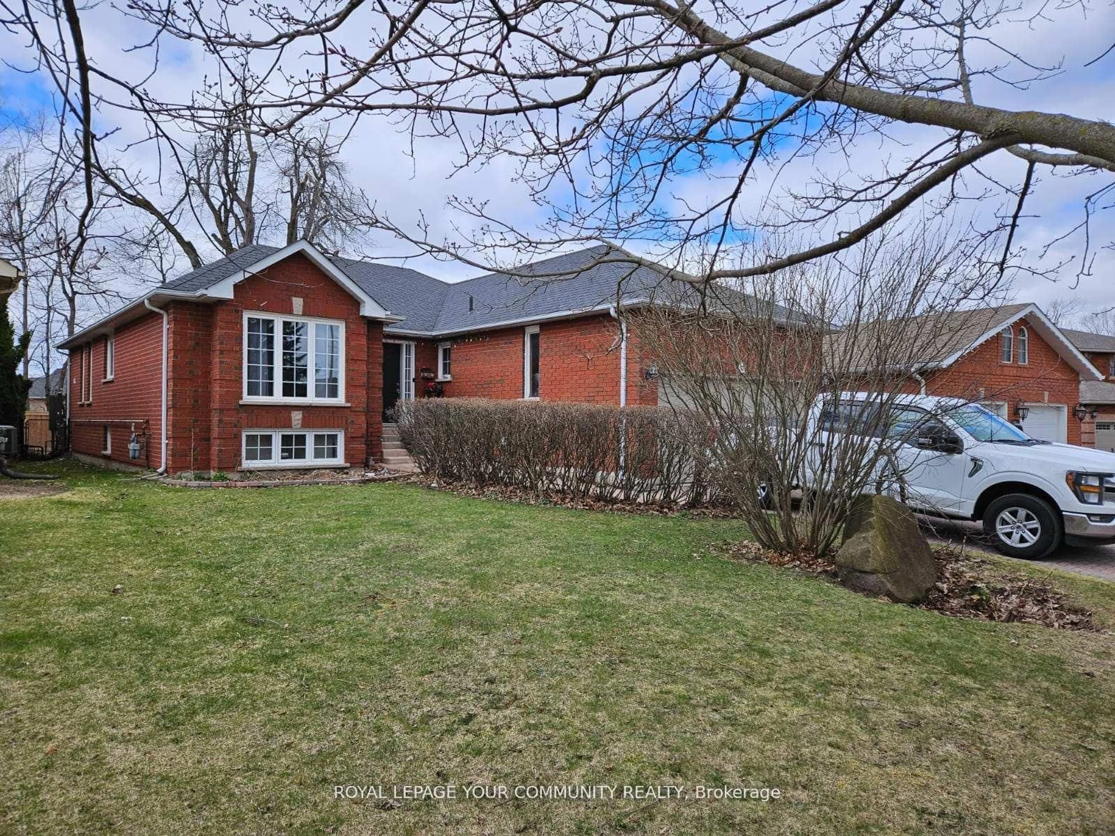 A pic from outside/outdoor area/front of a property/back of a property/a pic from drone, street for 105 Brown St, Barrie Ontario L4N 7V6