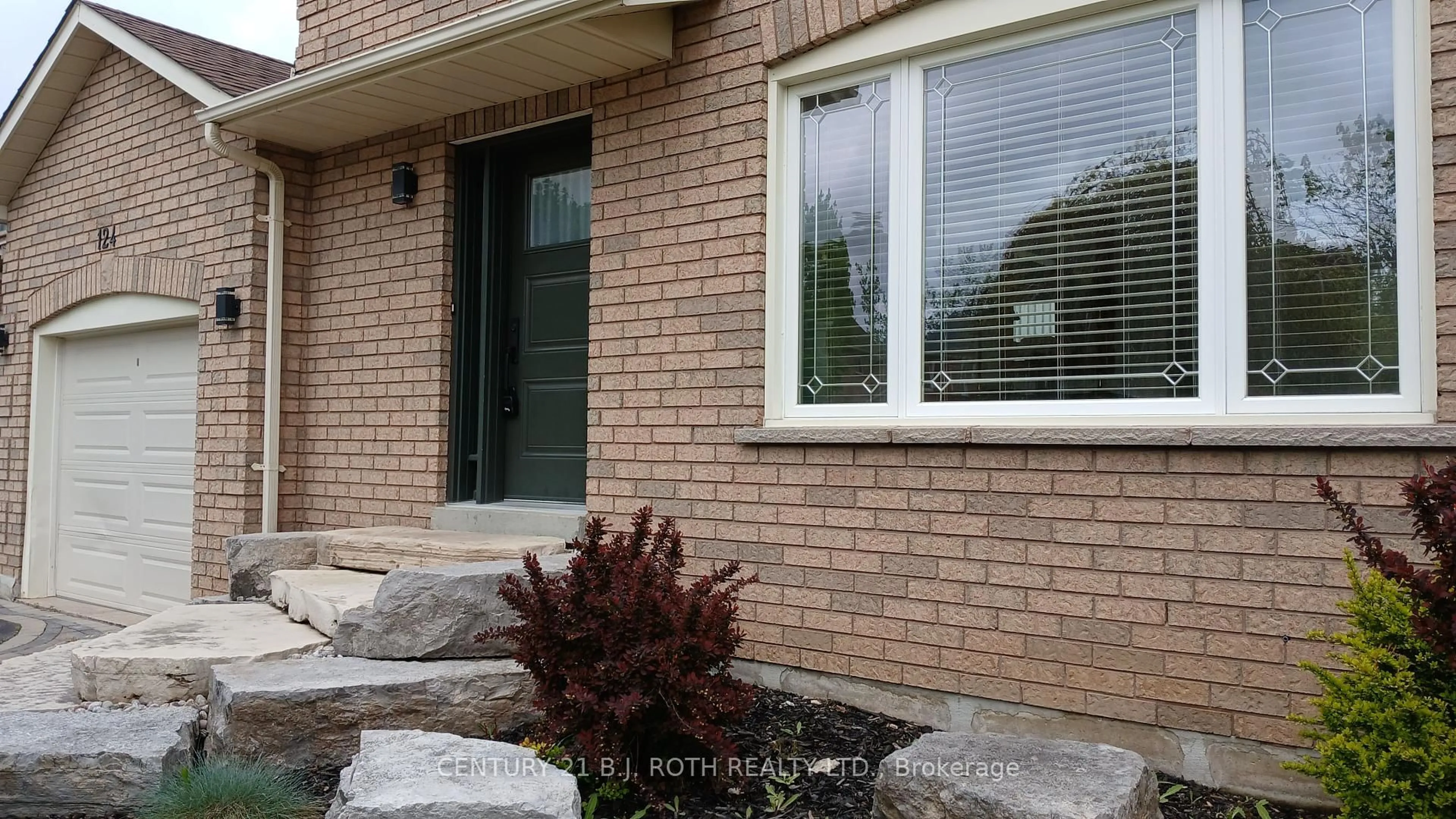 Home with brick exterior material, street for 124 Brown St, Barrie Ontario L4N 7V7
