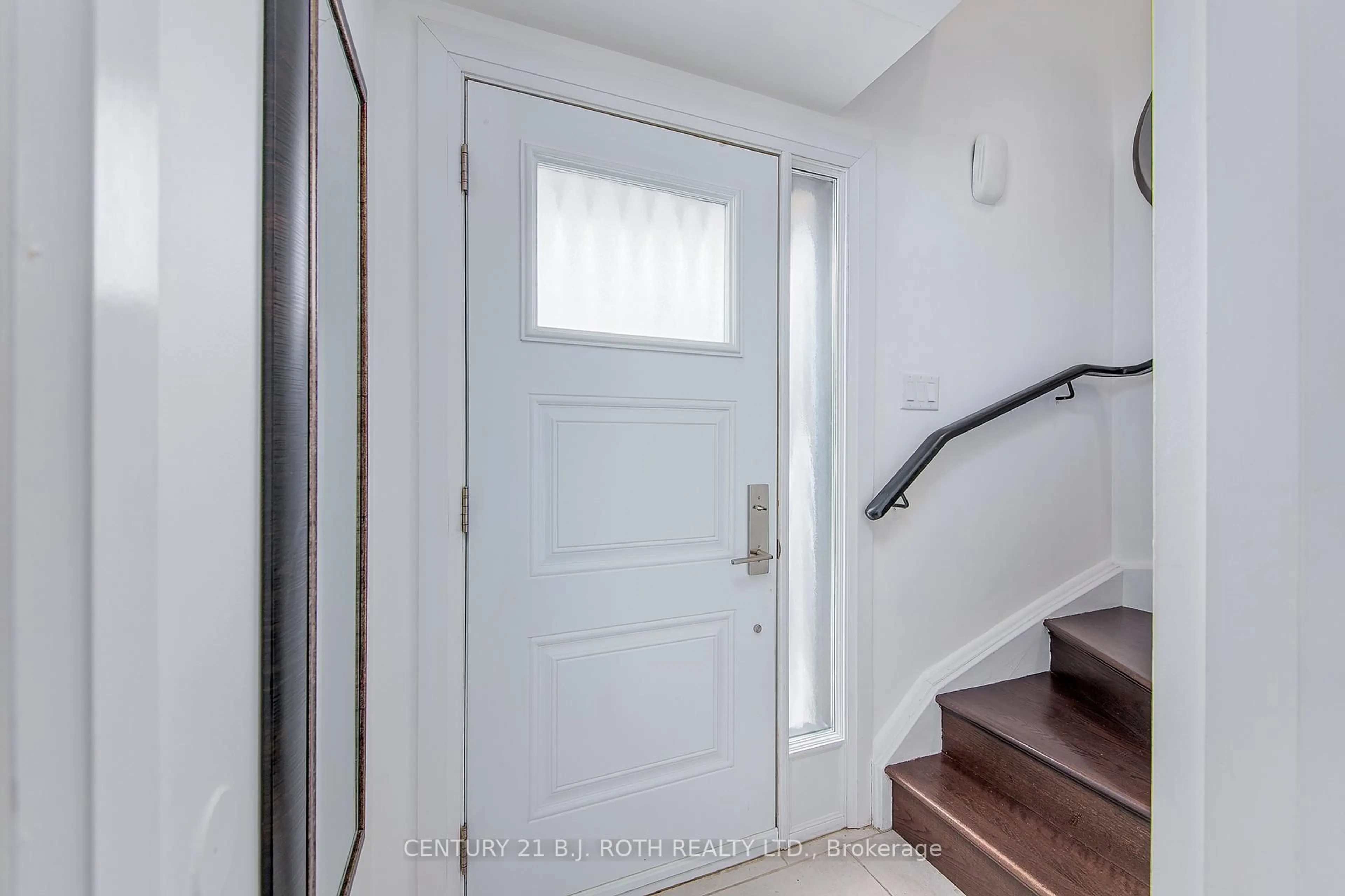 Indoor entryway for 124 Brown St, Barrie Ontario L4N 7V7