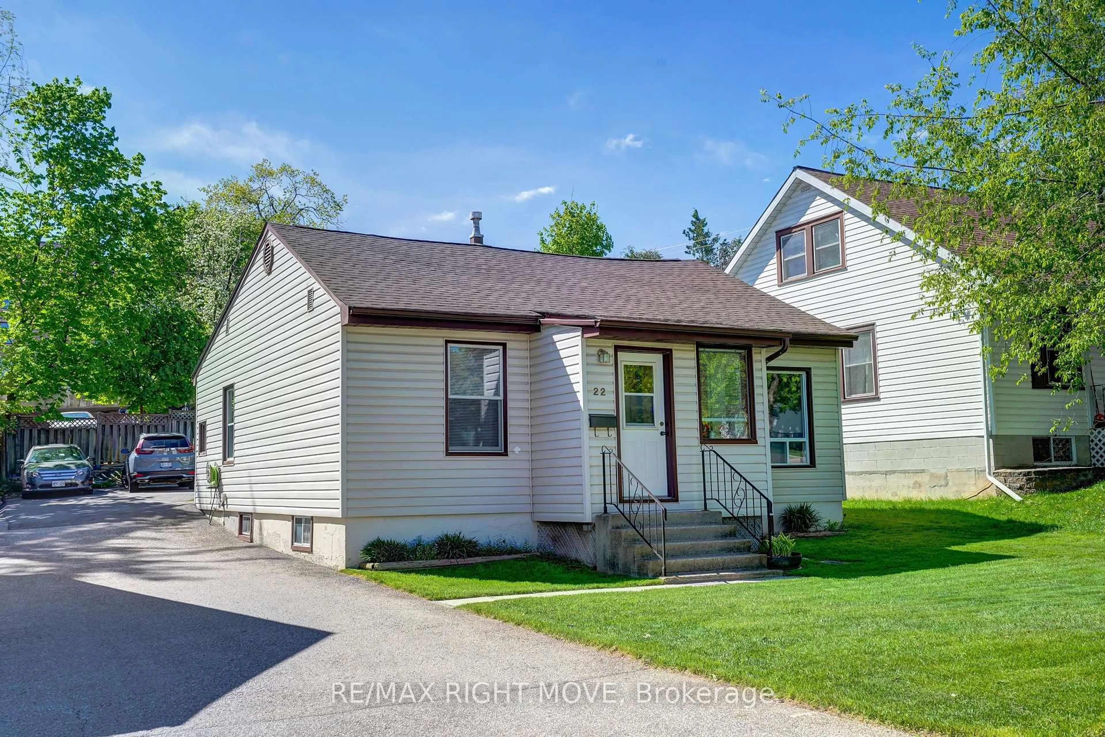 Home with vinyl exterior material, street for 22 Albany Ave, Orillia Ontario L3V 2T3