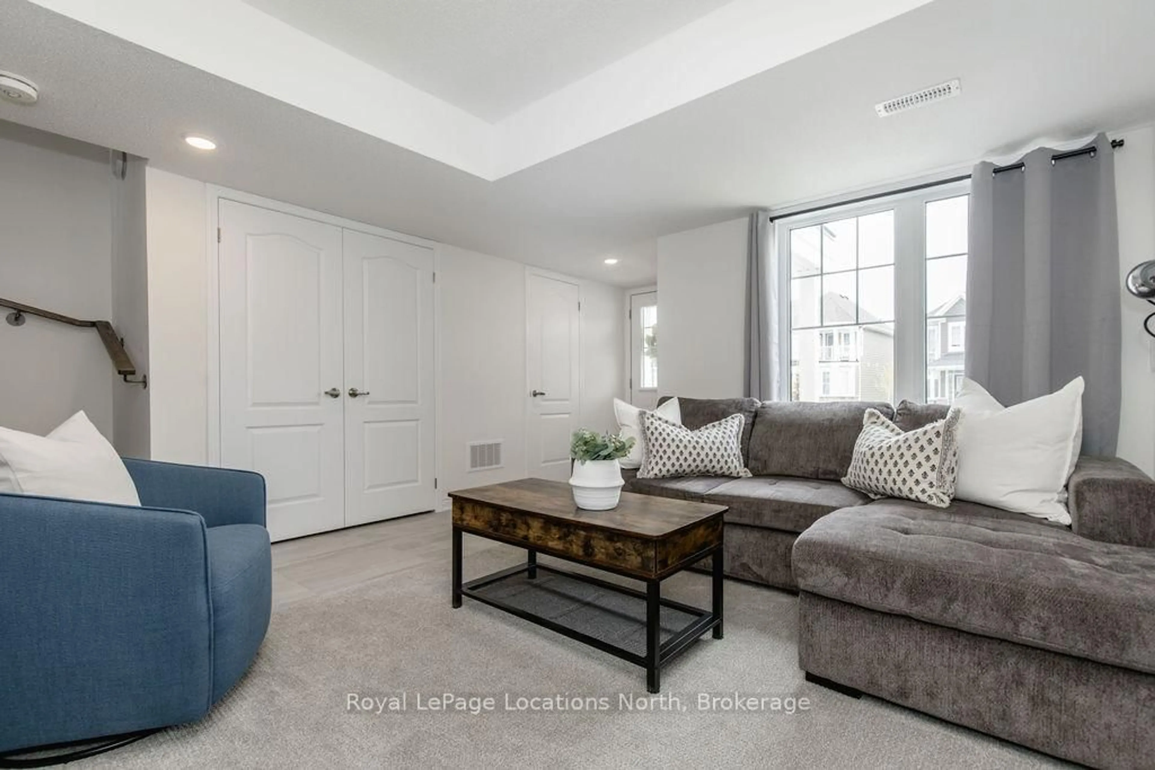 Living room with furniture, carpet floor for 14 Abby Dr, Wasaga Beach Ontario L9Z 0K1