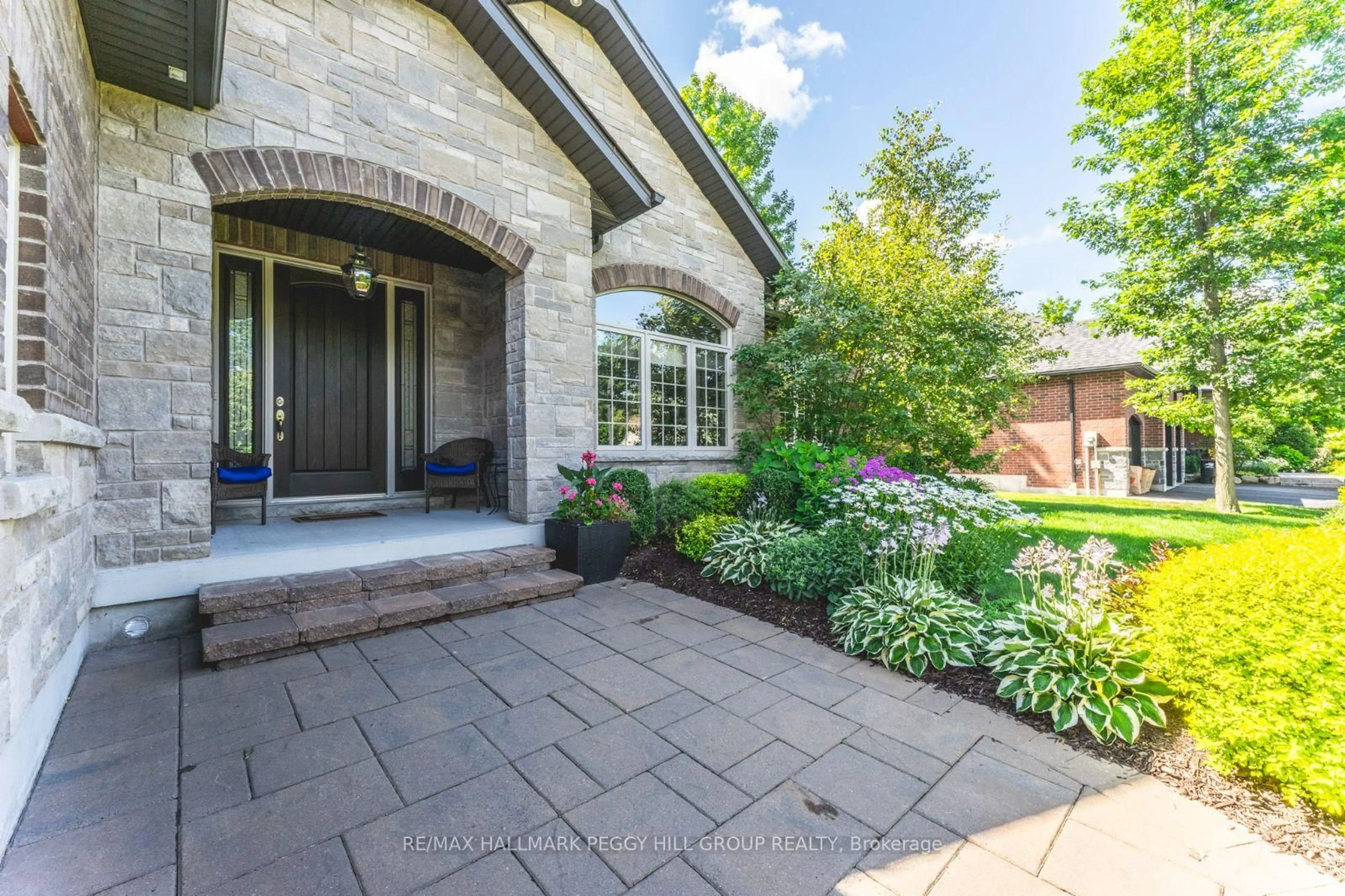 Patio, street for 126 Mennill Dr, Springwater Ontario L9X 0J2