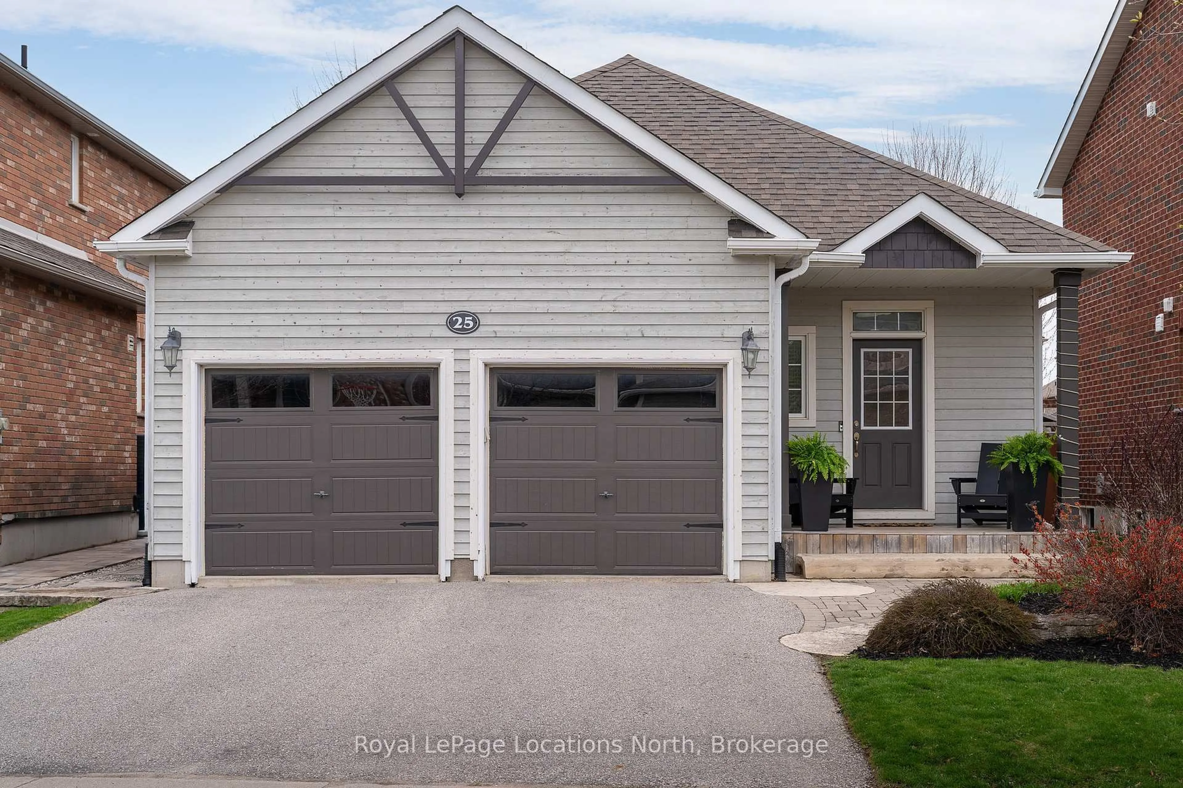 Home with vinyl exterior material, street for 25 Clark St, Collingwood Ontario L9Y 0H9