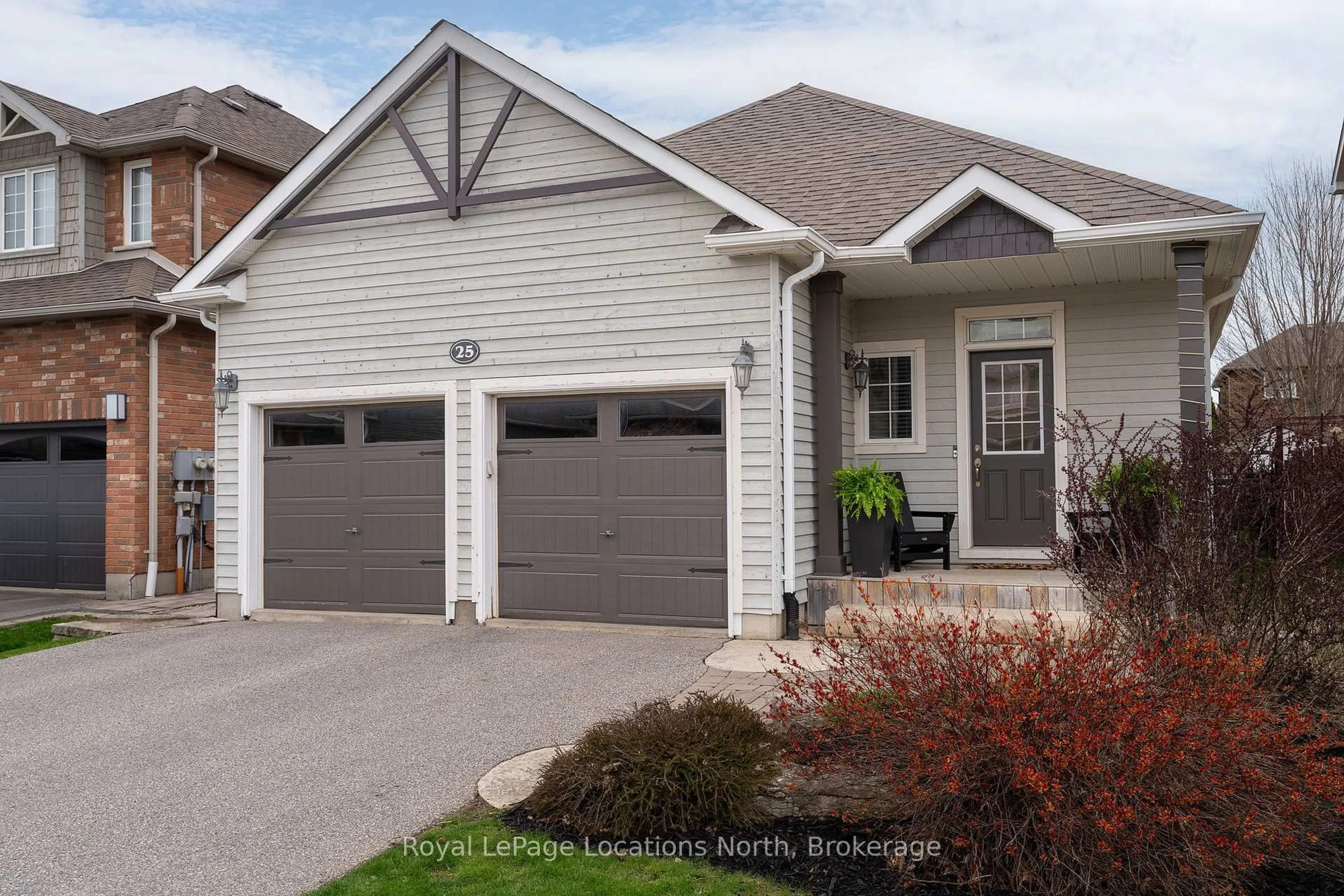 Home with vinyl exterior material, street for 25 Clark St, Collingwood Ontario L9Y 0H9