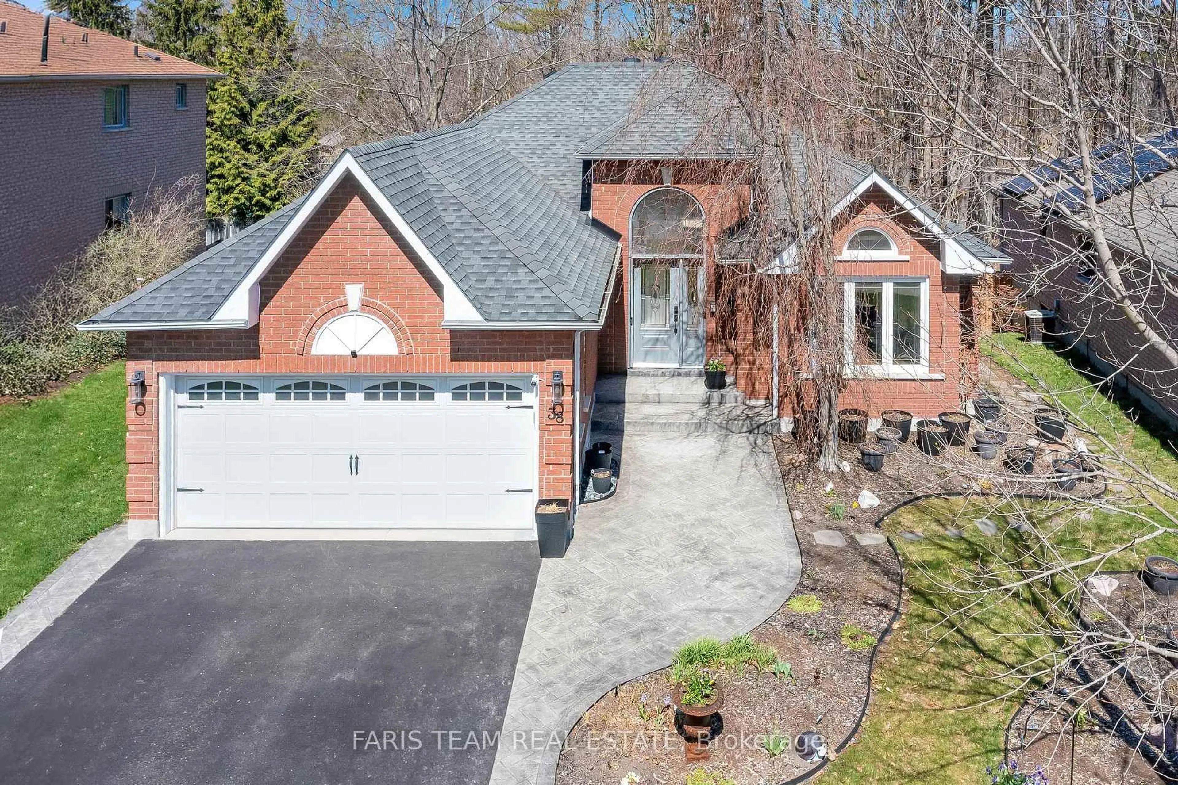 A pic from outside/outdoor area/front of a property/back of a property/a pic from drone, street for 38 Summerset Dr, Barrie Ontario L4N 9L7